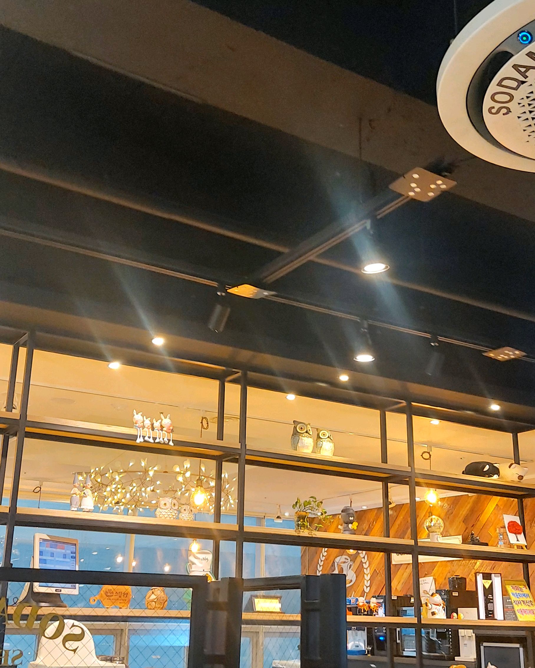 오픈때 받은 소고기일인분쿠폰을 잊어버리고 있다가 찾아내서 썼어요.일년지났는데도 무료로 주시