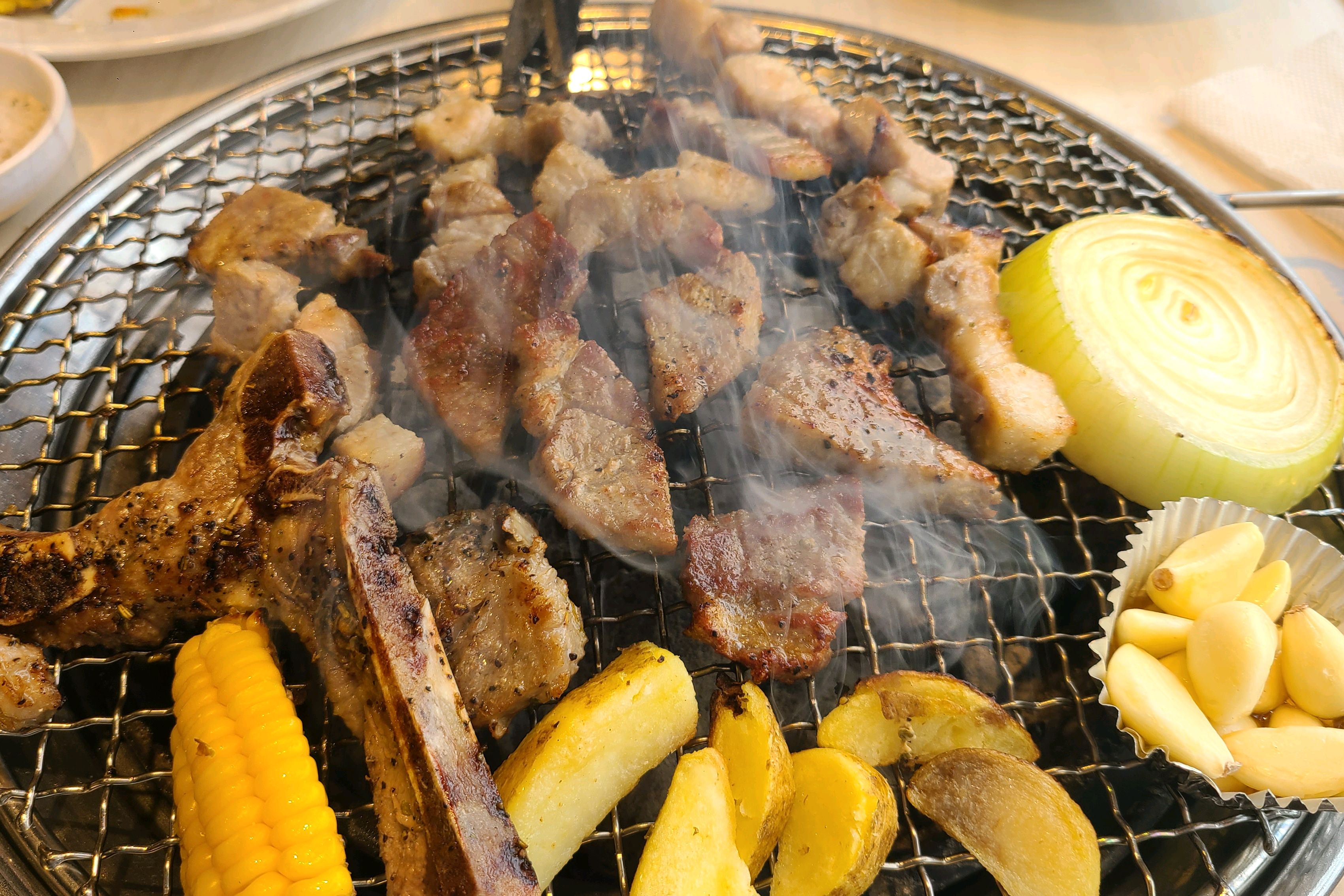 오랜만에 방문. 그 사이 새로운 메뉴(배추 겉절이, 곤드레밥, 시즈닝 스테이크, 팥빙수 등