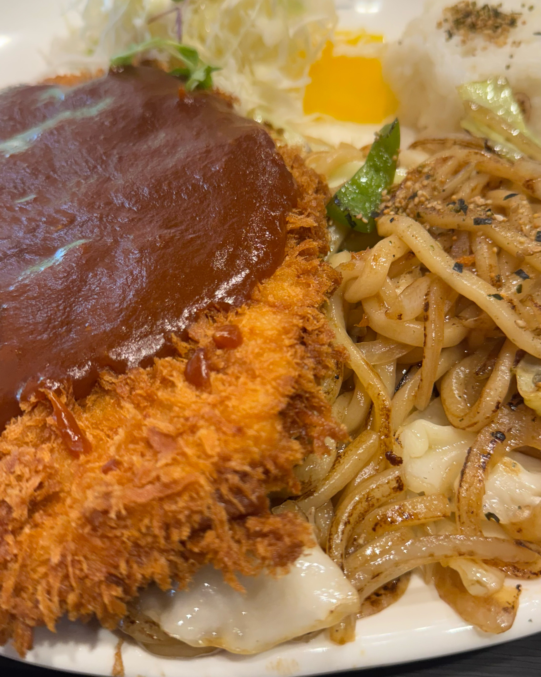 진짜 맛있어용.. 완전 바삭바삭 볶음우동도 맛있고.. 근데 양이 너무 많아서 혼자갔는데 반