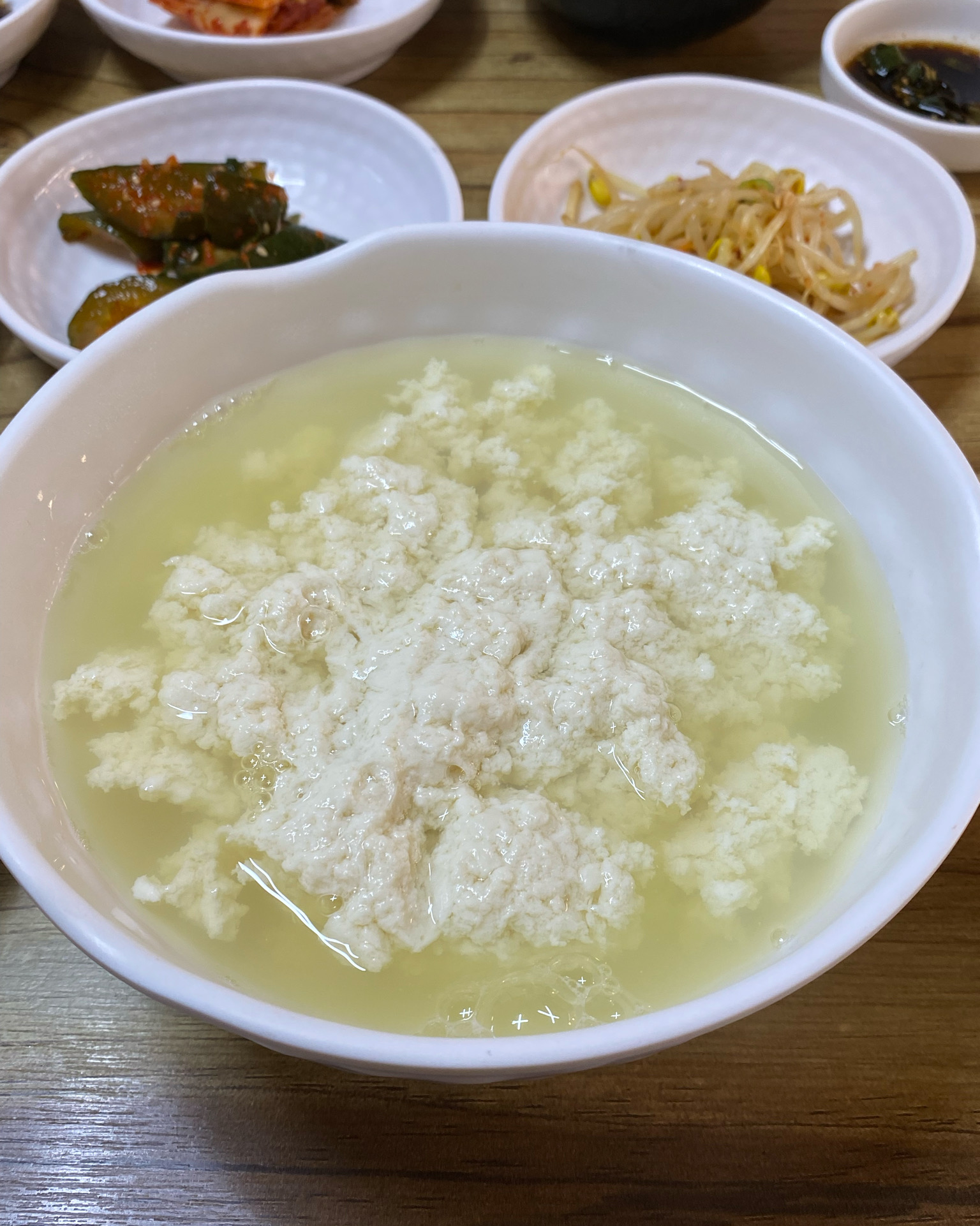 초두부 주문했어요. 특별한 다시나 육수없이 깔끔한 두부 소금물 느낌이라 국물 자체보다는 순