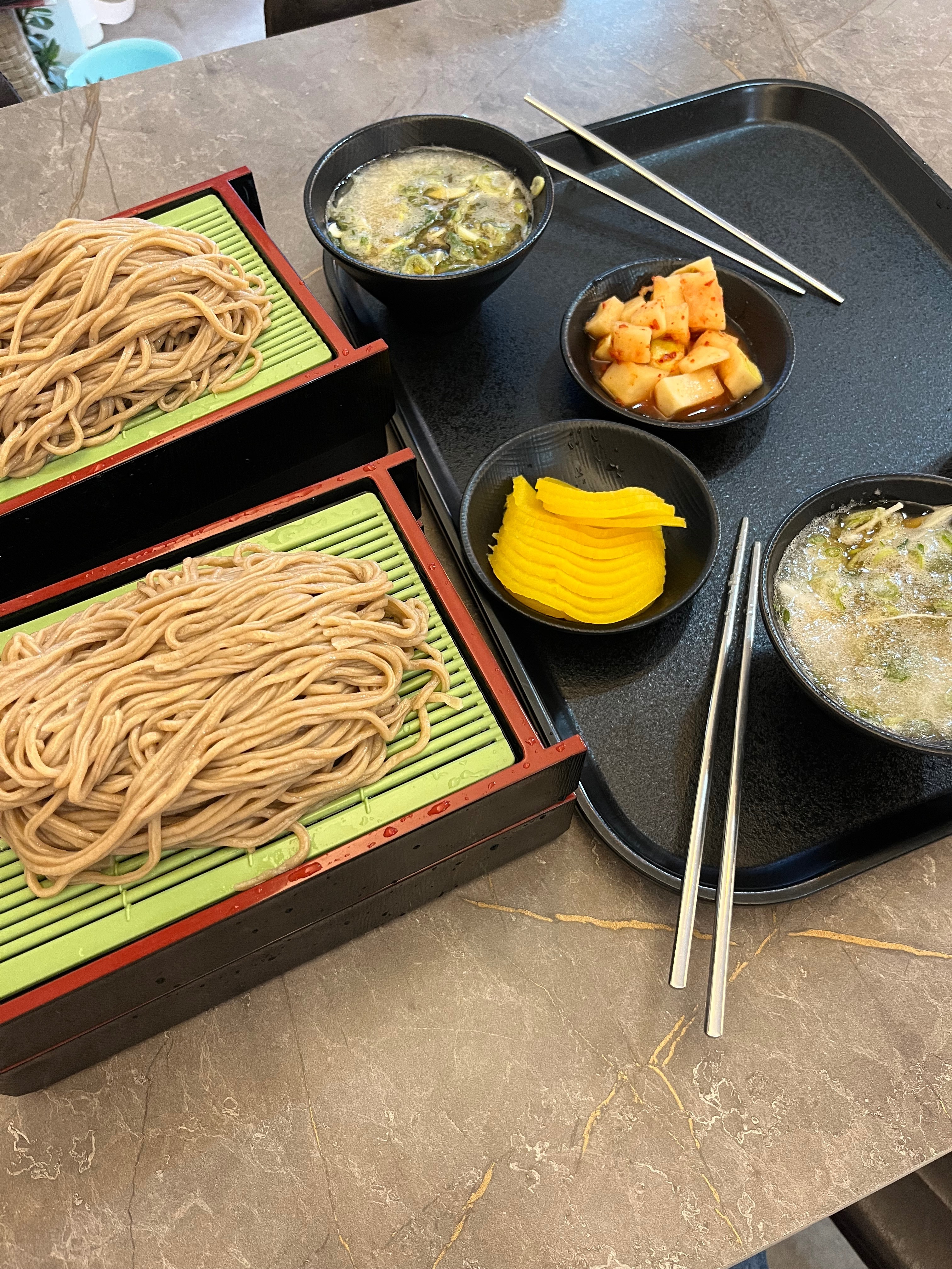 면을 받아쓰지 않고 직접 뽑으니 찰지고 쫄깃합니다. 언제나 먹어도 질리지 않고 웃음이 절로