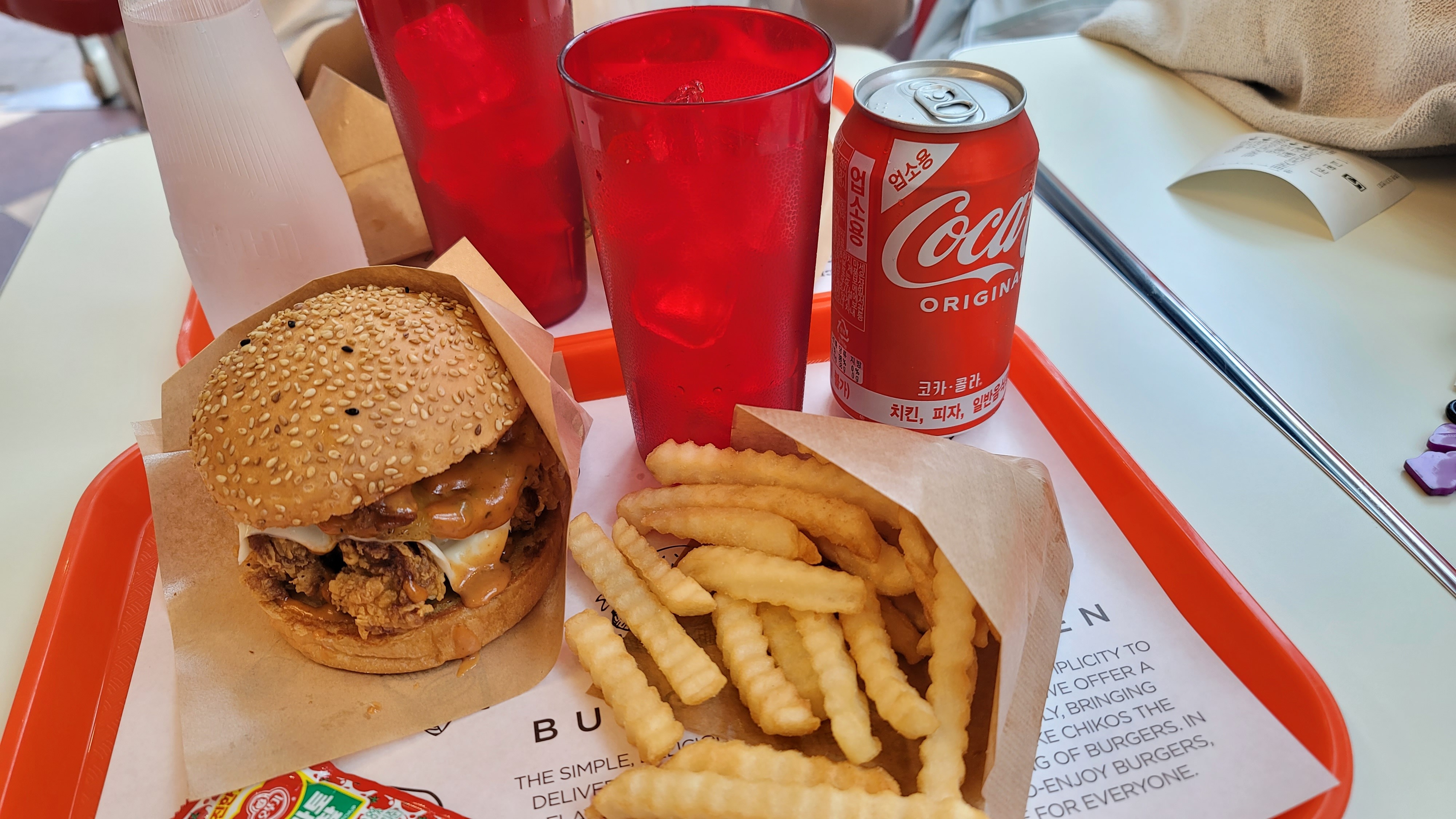 하와이안 버거세트 먹었는데 치킨이 진짜 크고 너무 배부르게 잘 먹었습니다. 감튀도 바삭바삭