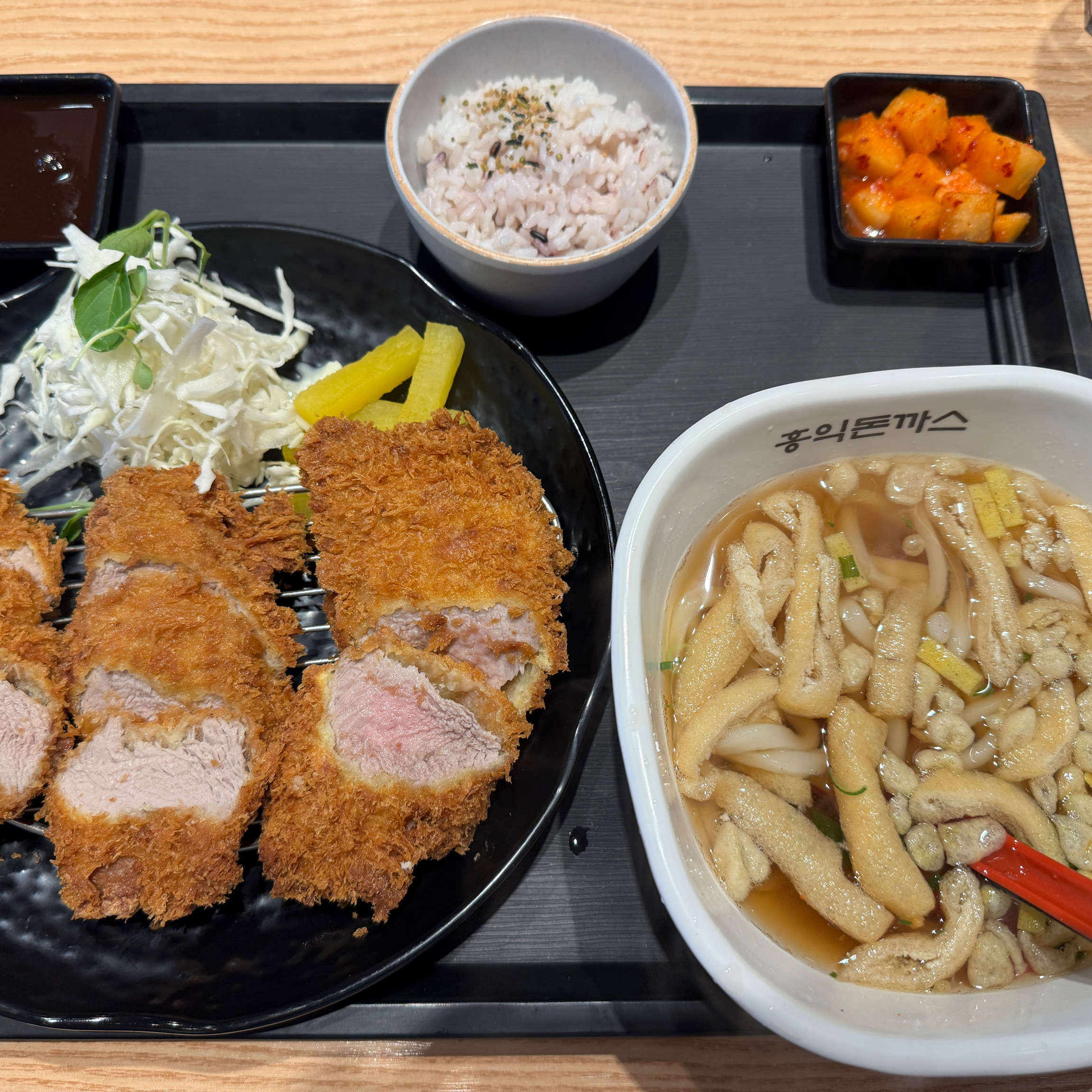 친구네랑 점심 먹으러 들린 홍익돈까스, 체인이라는데 전 처음 가봤는데 너무 맛있어서 집근처