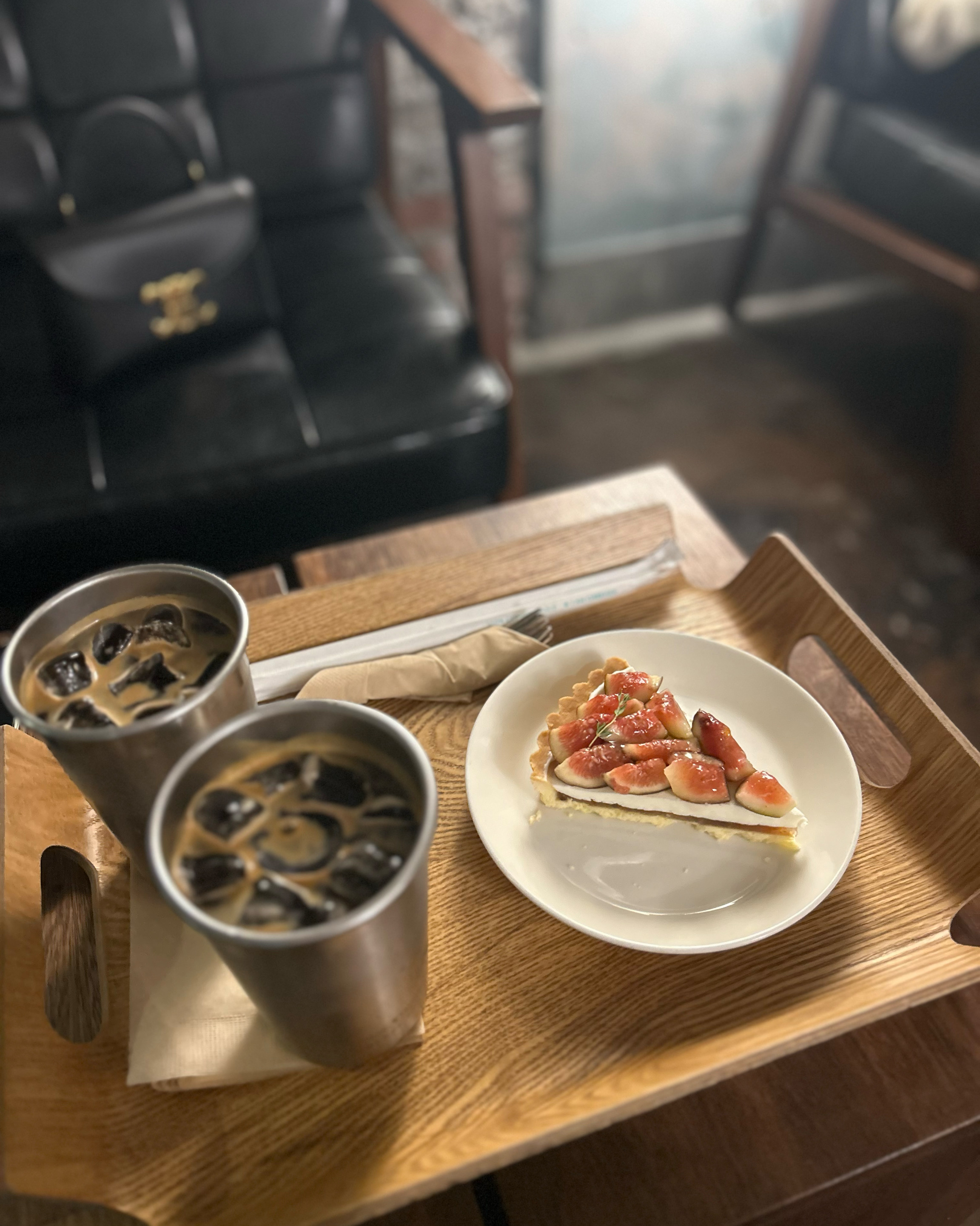 동생이랑 연남동에서 밥먹고 근처 카페 찾다가 믿고 오는 콘하스 방문했어요 !! 무화과 타르