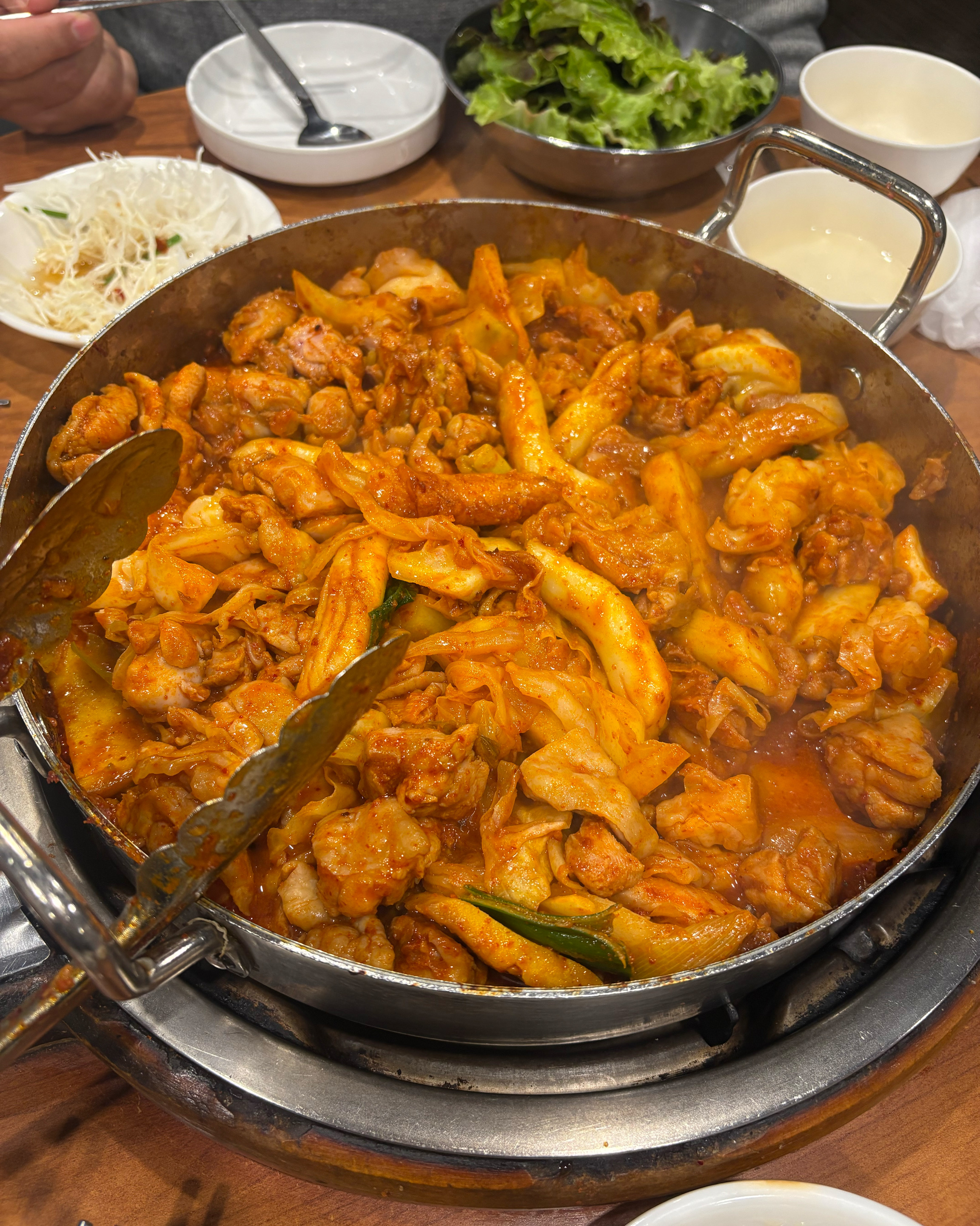 가족이랑 같이 먹었는데 닭갈비 잡내도 안나고 너무 달지도 않고 딱 좋았어요~~ 맛있었습니다