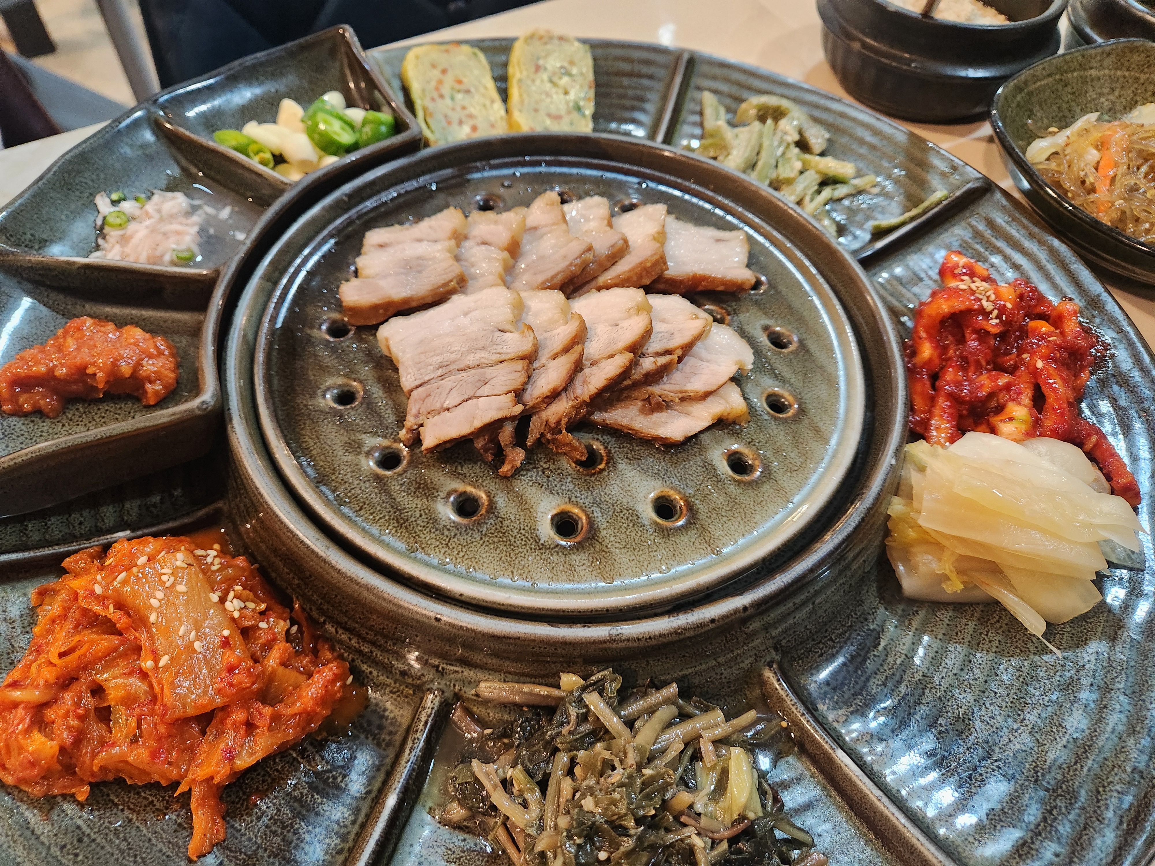 Ogeum Station Restaurant
 The Emperor’s Bossam Gondre Stone Pot Rice Ogeum Branch in Chicksan Mountain
