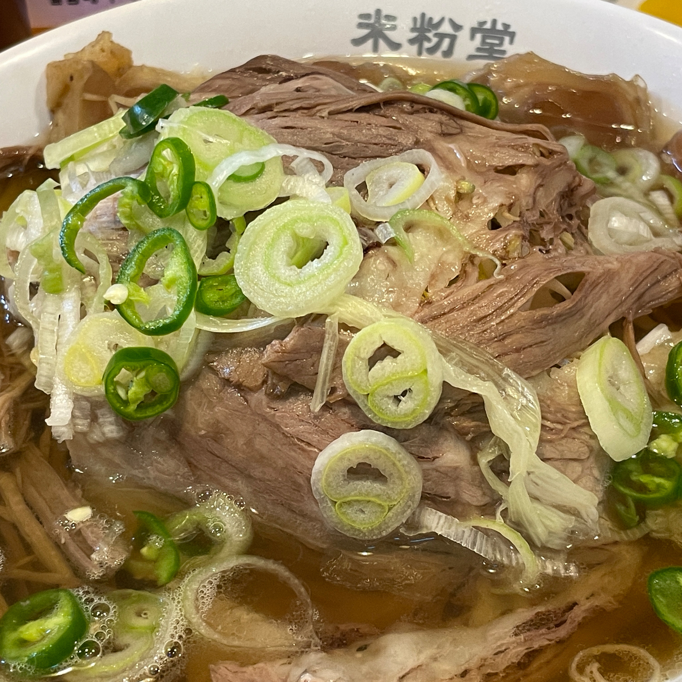 미분당 힘줄을 좋아해서 여기저기 많이 가봤는데요. 이집은 국물이 다른 집처럼 진하지 않고