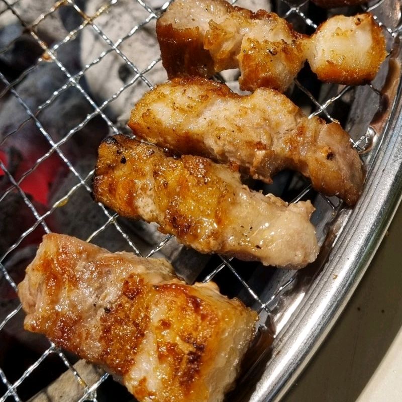 명륜진사갈비에서 정말 고기 종류별로 하나씩 이상은 다 먹은 것 같아요~ 몇인분을 먹은건지