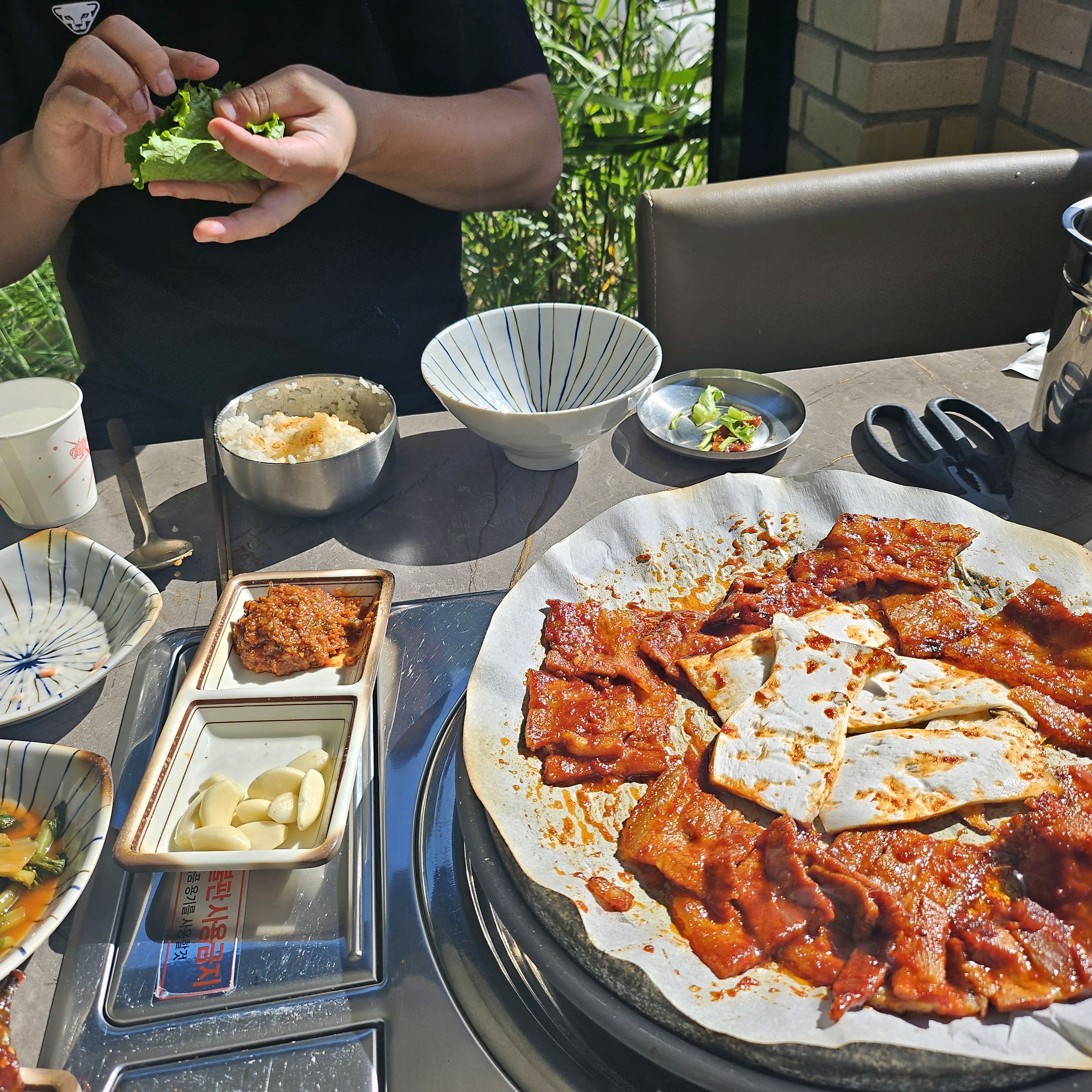 다양한 쌈 채소와 곁들임