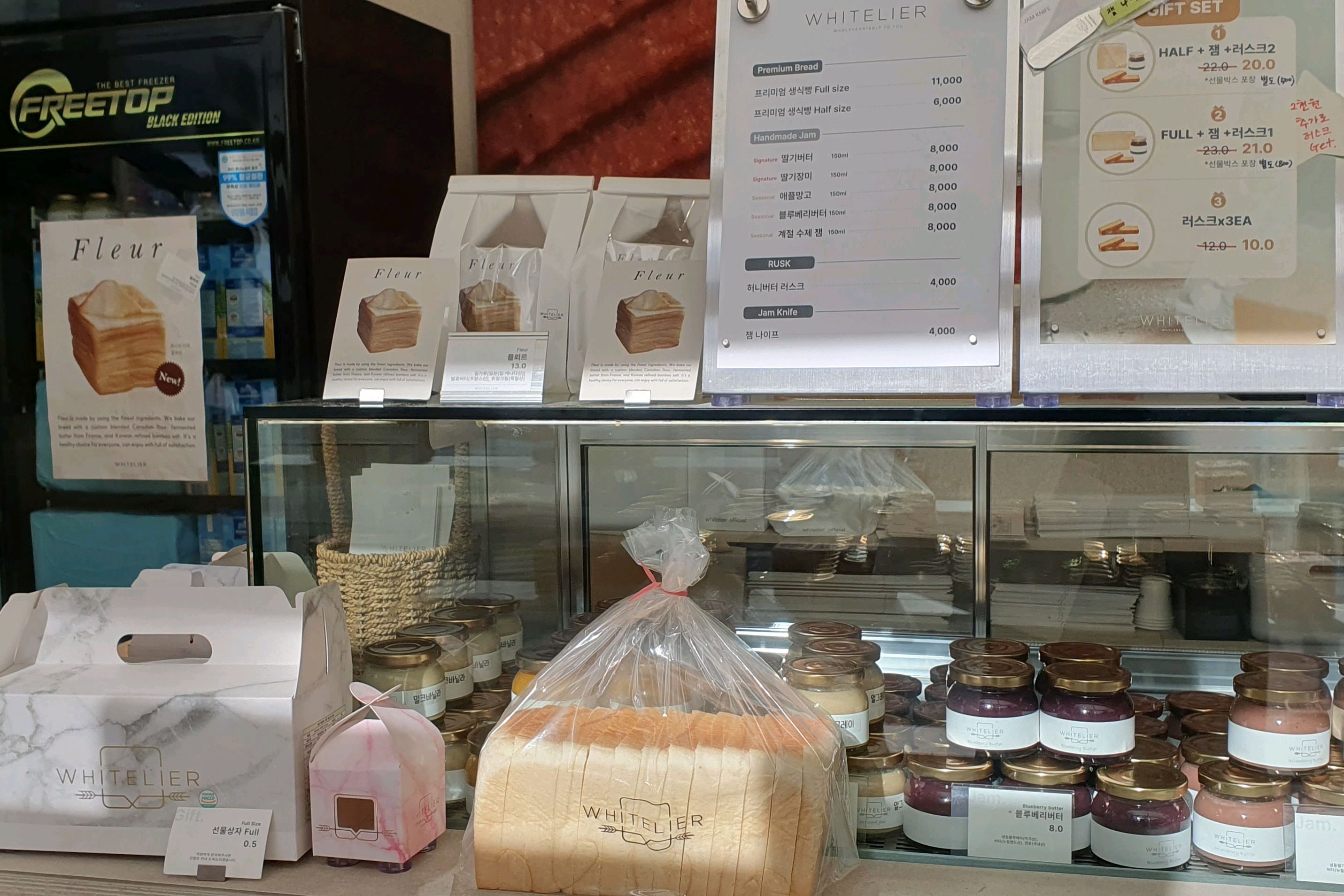 가게 안에서 진한 버터향이 나서 설레였었는데 첫 방문이라서 식빵만 사왔습니다. 일반 식빵보
