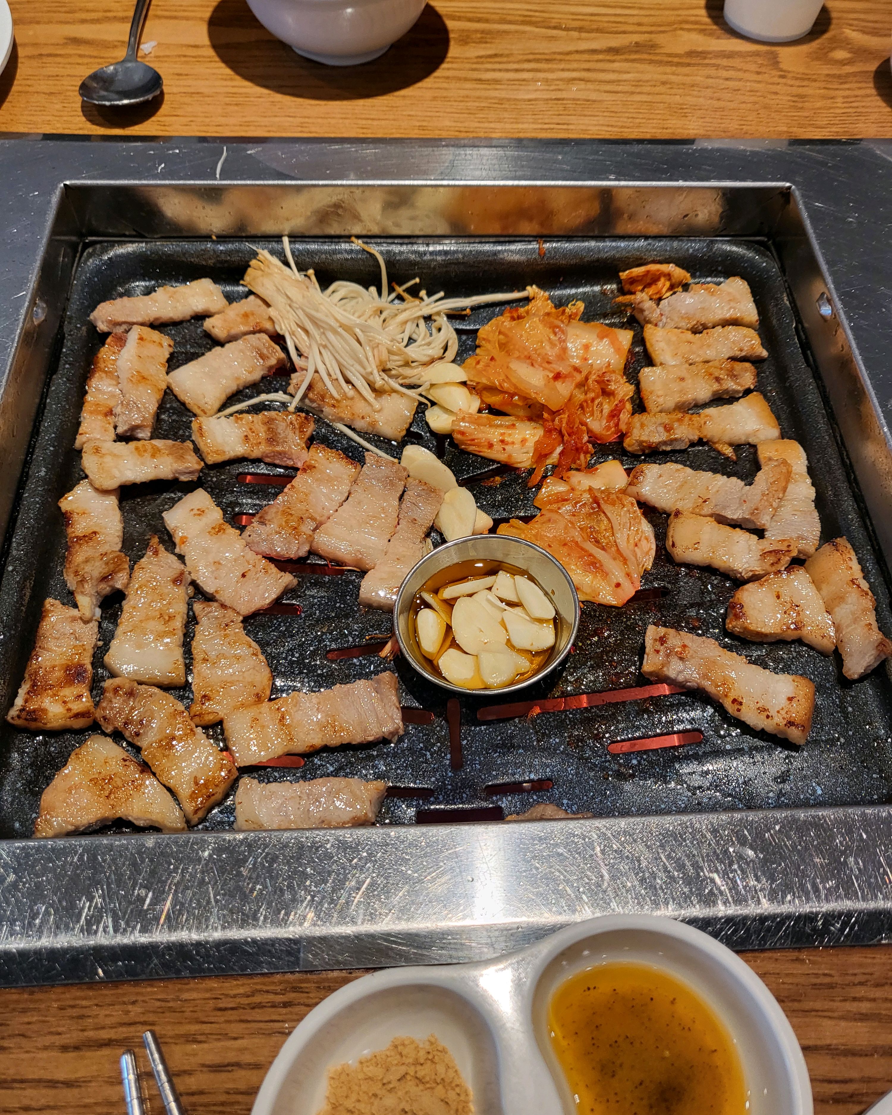 동네근처에도 고기부페 많지만 암사동으로 원정가서 먹어보았습이다. 우삼겹과 대패삼겹살 다양한