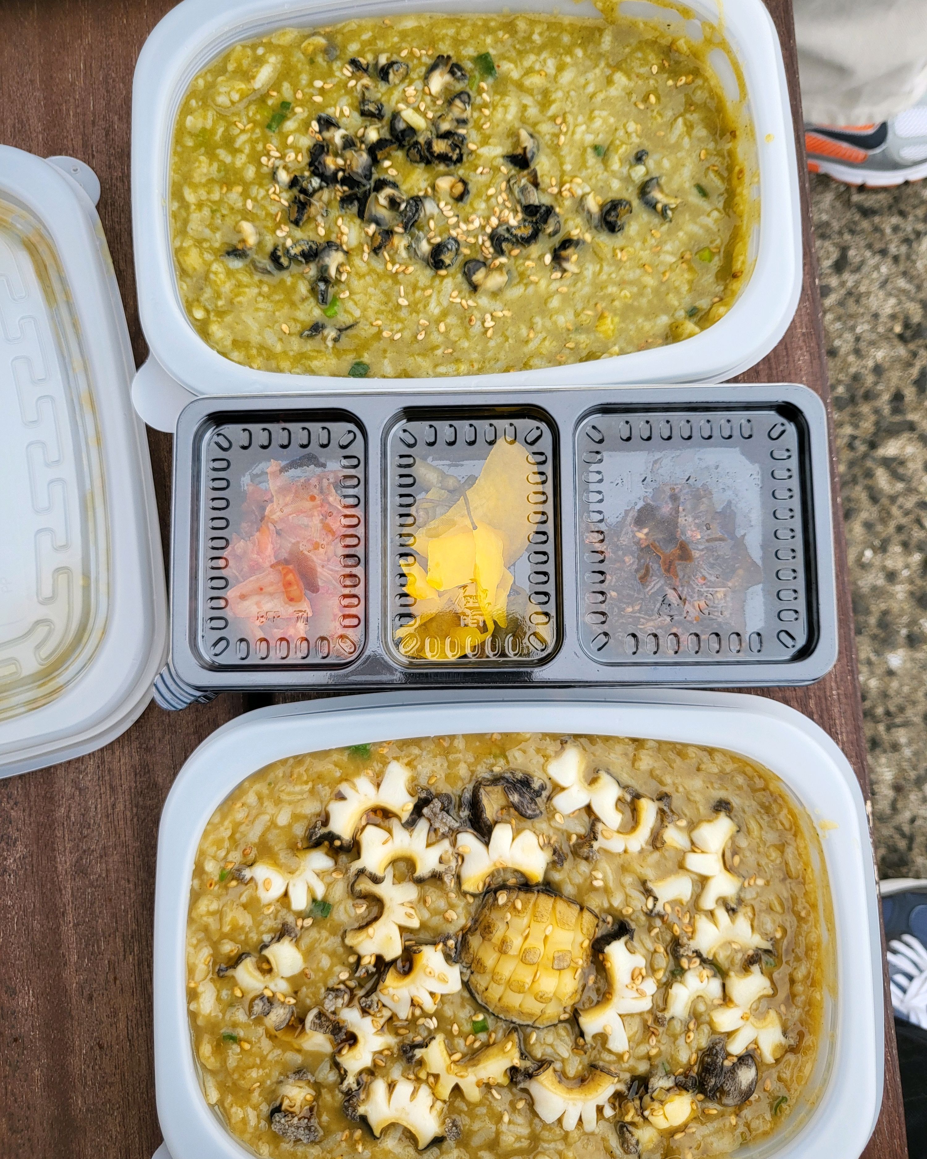 전복죽 보말죽 둘 다 맛있었어요 강아지동반이었는데 테이블 간격이 넓지않아서 다른 분들이 불
