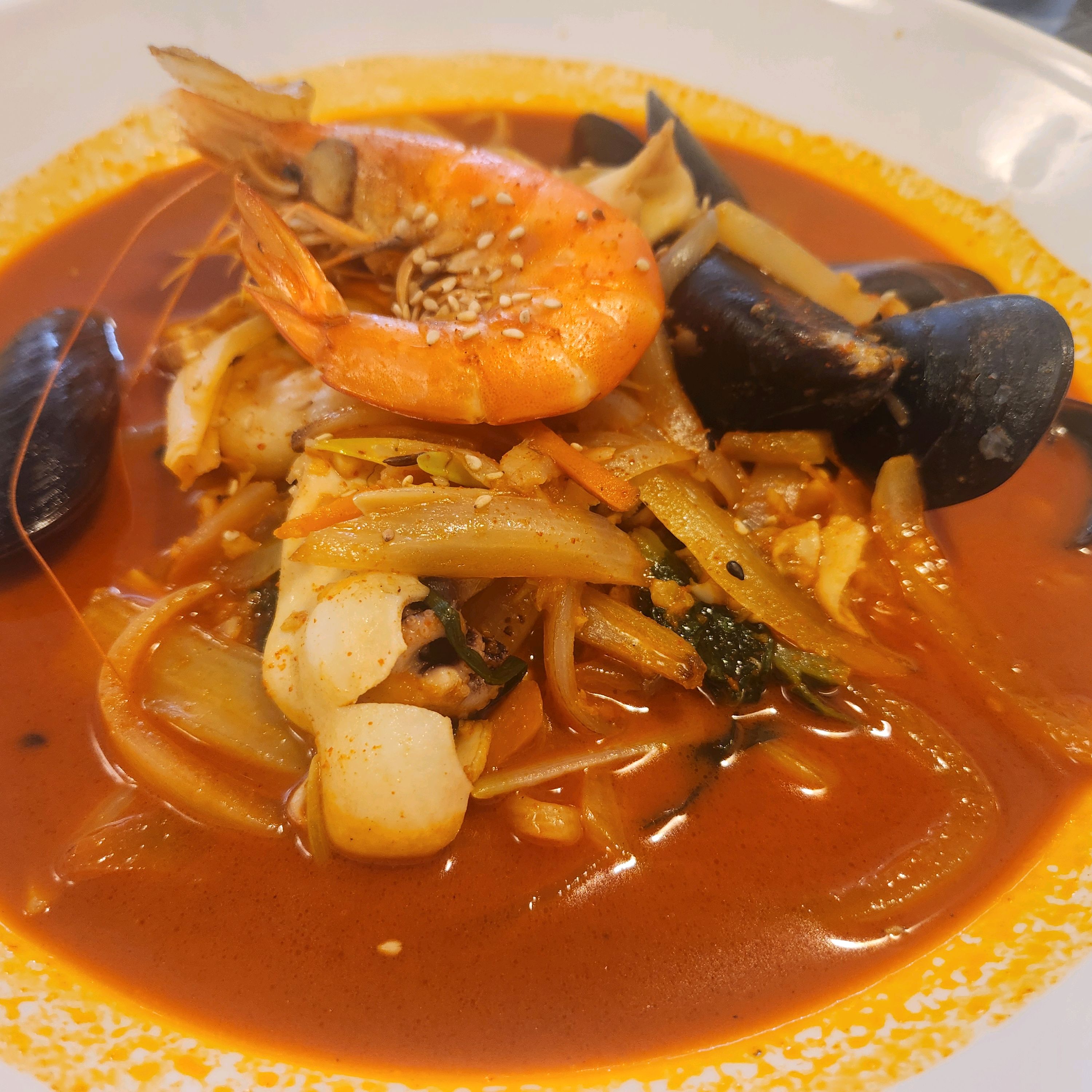 짬뽕에 해산물이 가득 들어있어서 푸짐해요. 맵기 조절이 가능한데, 보통맛이 일반 짬뽕 맵기