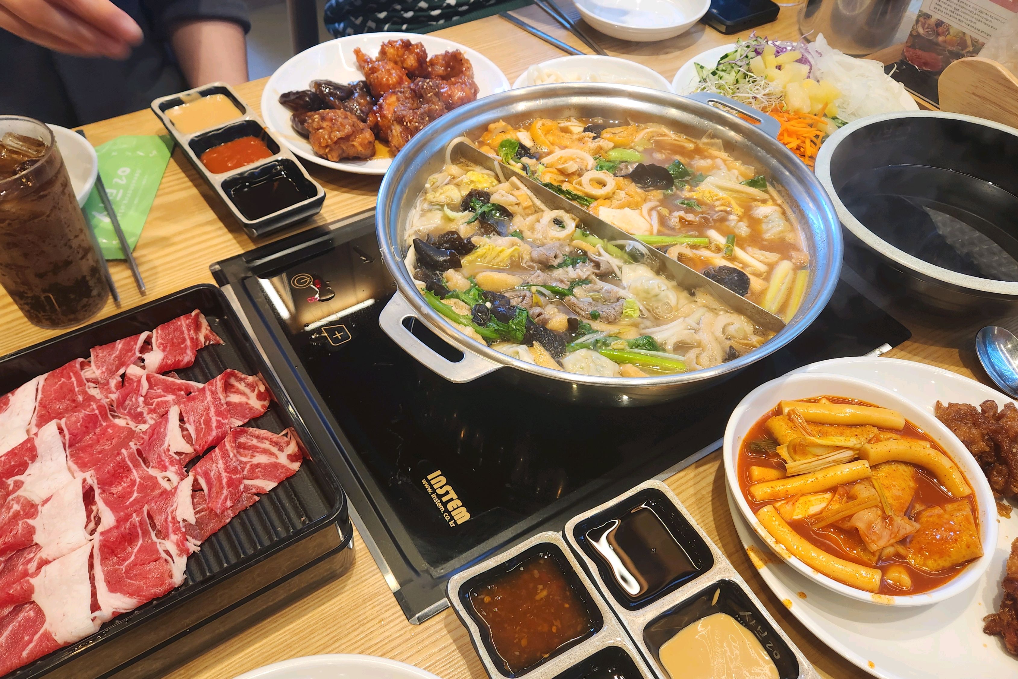가족식사로 방문했습니다. 고기가 무한리필이라서 만족도가 정말 높고 음식들이 전체적으로 깔끔