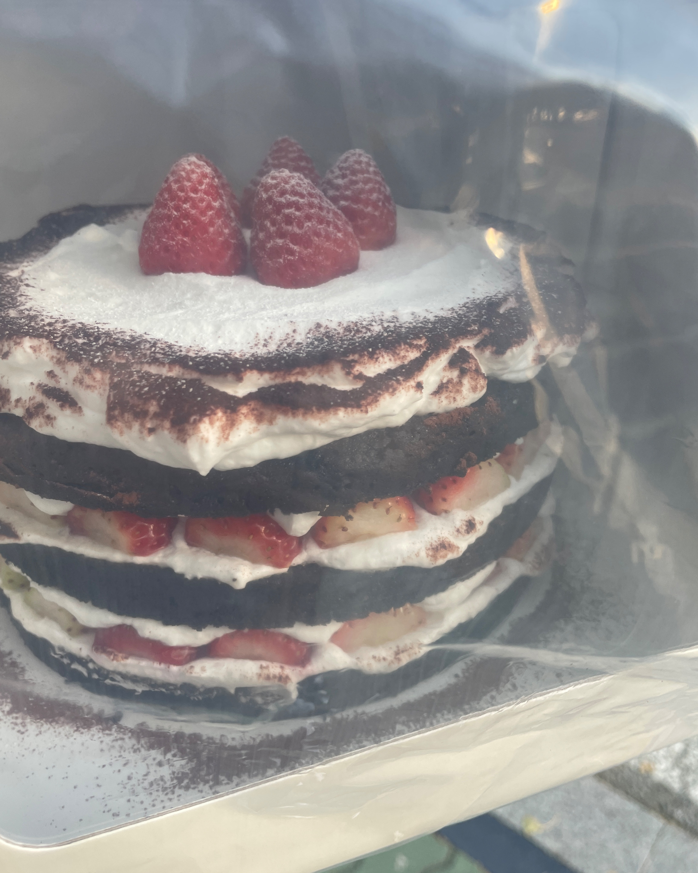 어머니 생신이시라 케이크 선물해드렸는데 너무너무 맛있었어요 가족들도 너무 맛있게 먹었습니다