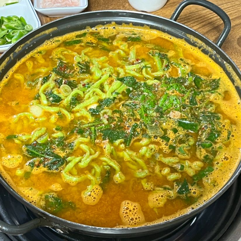 어죽 좋아하시는 분들은 꼭 드셔보세요~그리고 족발도 맛있어요 따끈한 온족발이에요 어죽칼국수