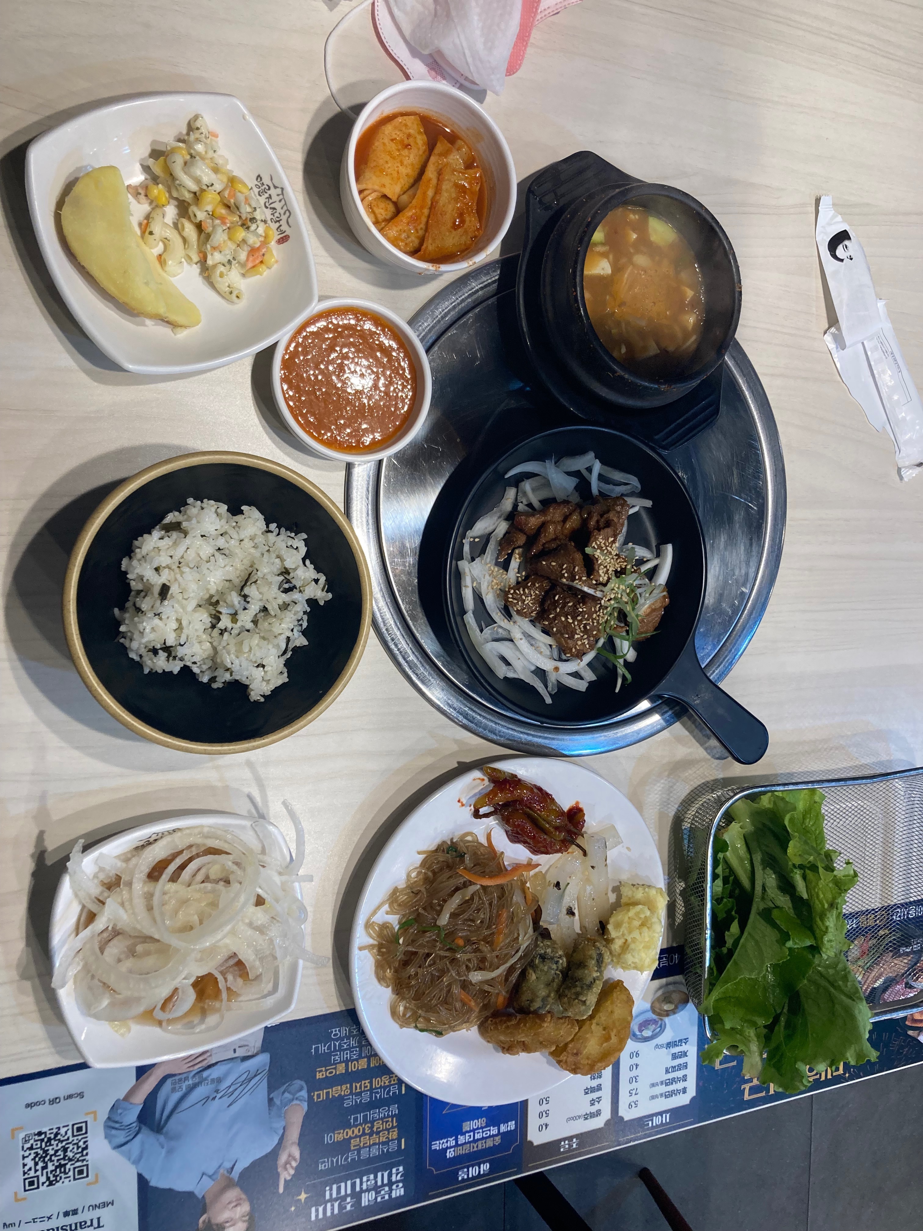 근처에 일이있어 왔다가 런치세트가 있는걸 보고 들어갔어요 양도 많고 고기도 추가된다고 들었