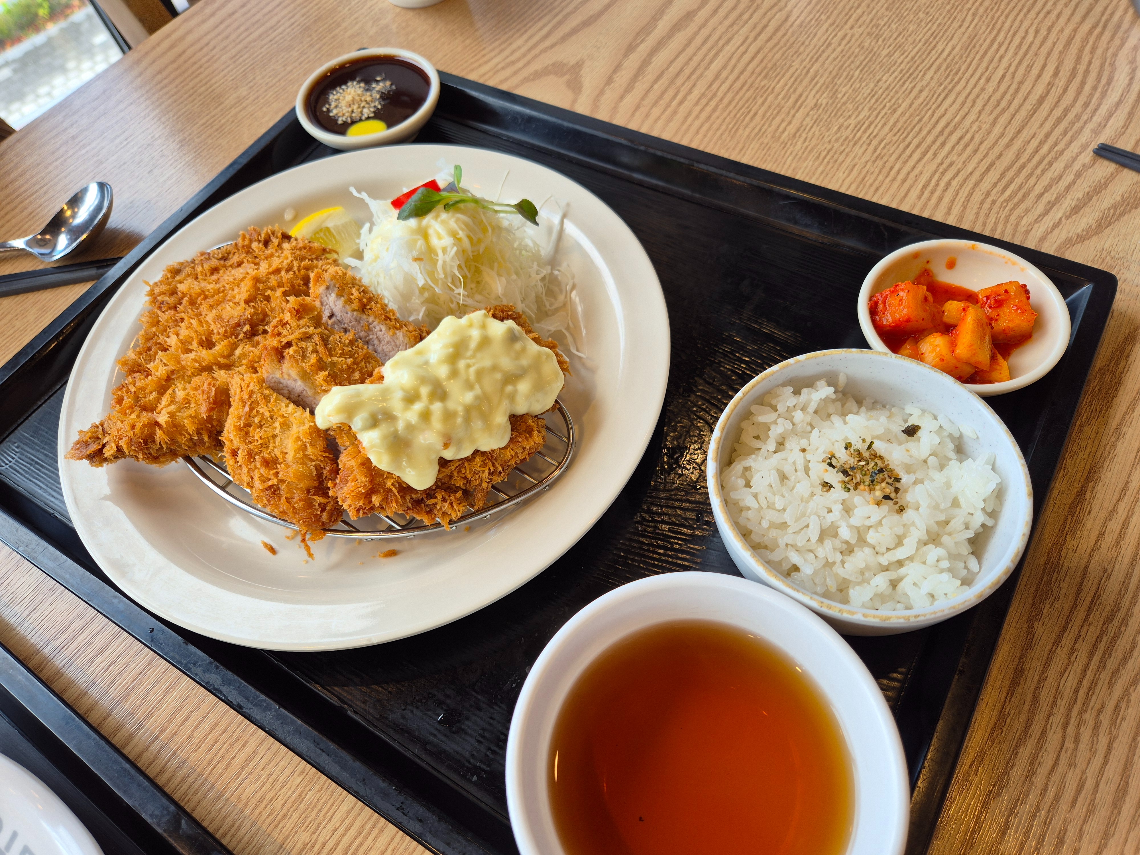 매장이 넓어요~ - 은평구 맛집 홍익돈까스 은평점