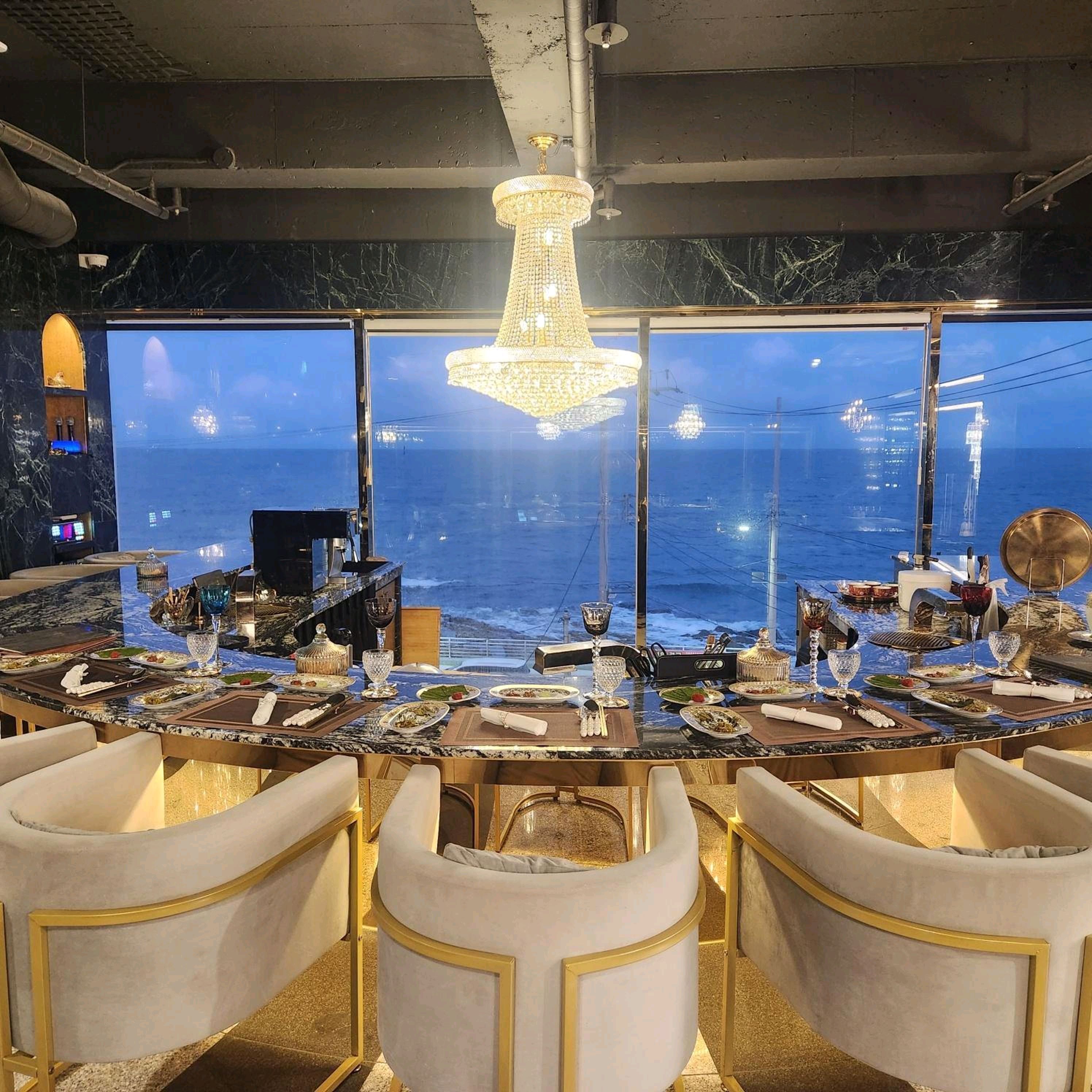 고급스러운 분위기에서 최상급 한우 오마카세 즐겨봤어요 랍스터 회는 신선함 그 자체ㅎㅎ 멀리