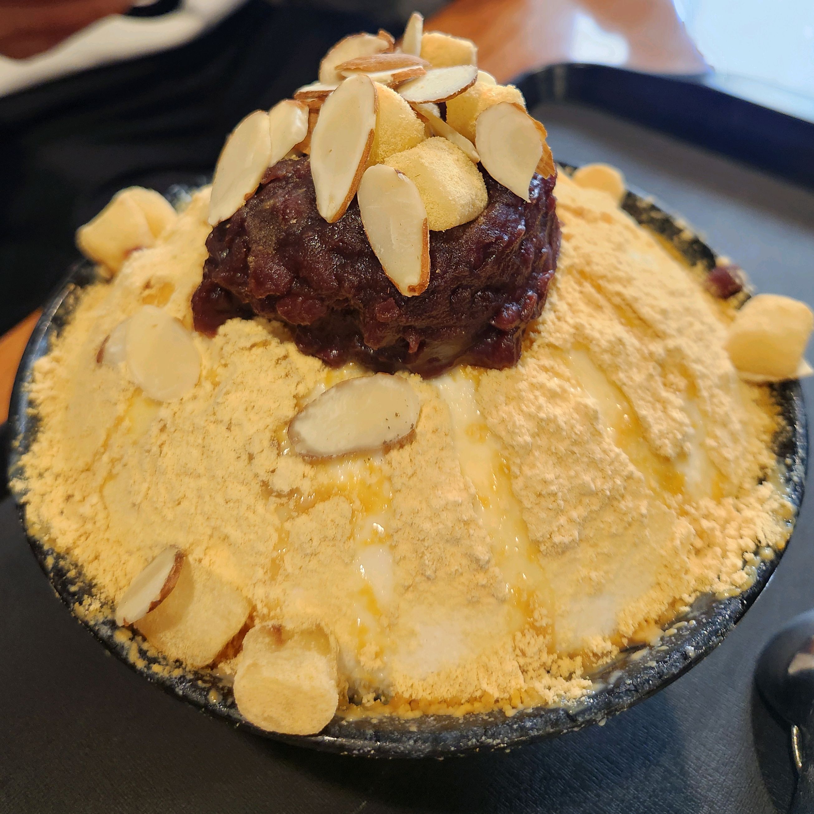 후식먹으러 팥인절미설빙에 허니브레드, 인절미크로플 시켰어요! 팥도 인절미도 달달하고, 생크
