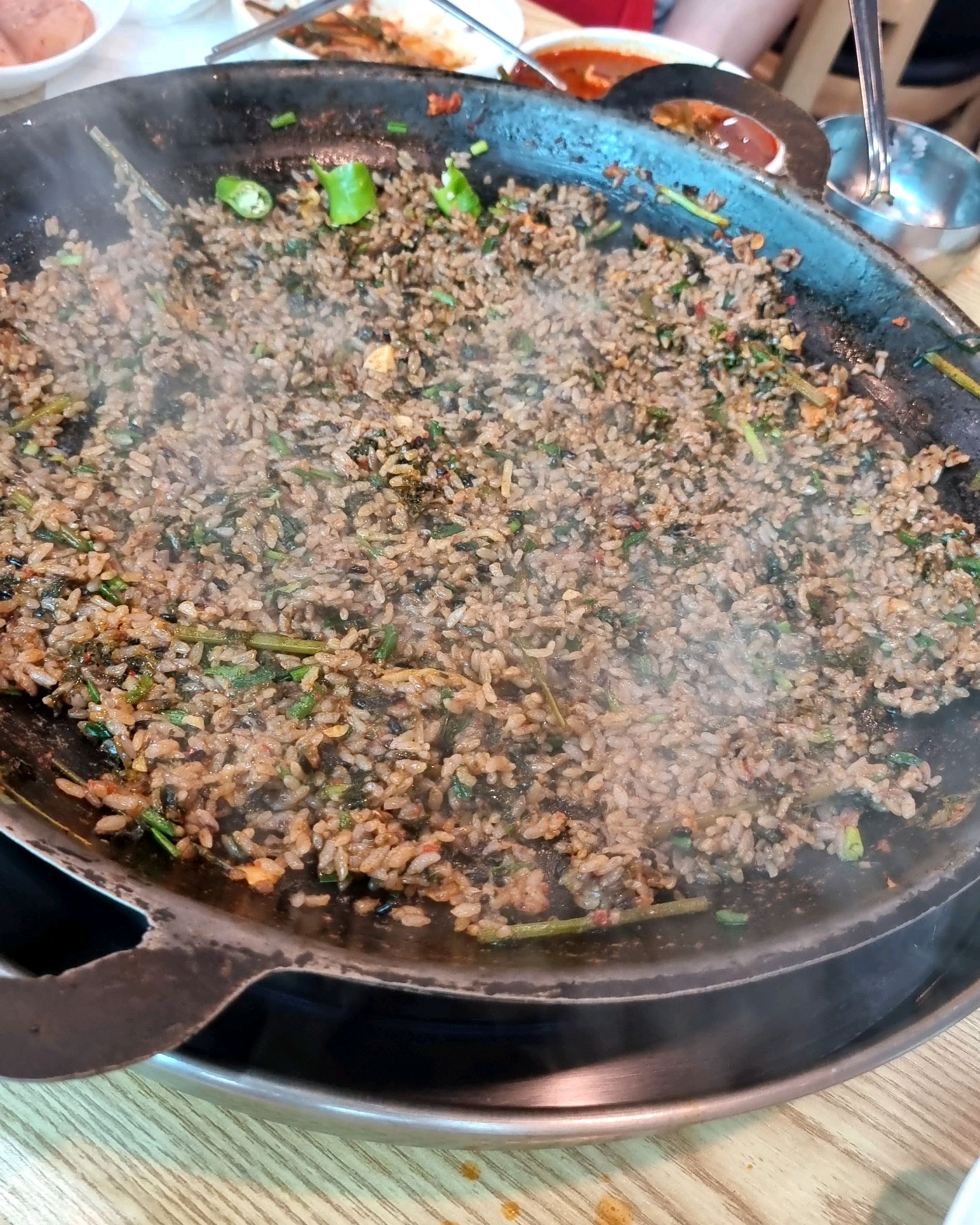 부추.미나리가 진짜 많이 올라가서 깜놀!! - 삼척항 맛집 성원닭갈비