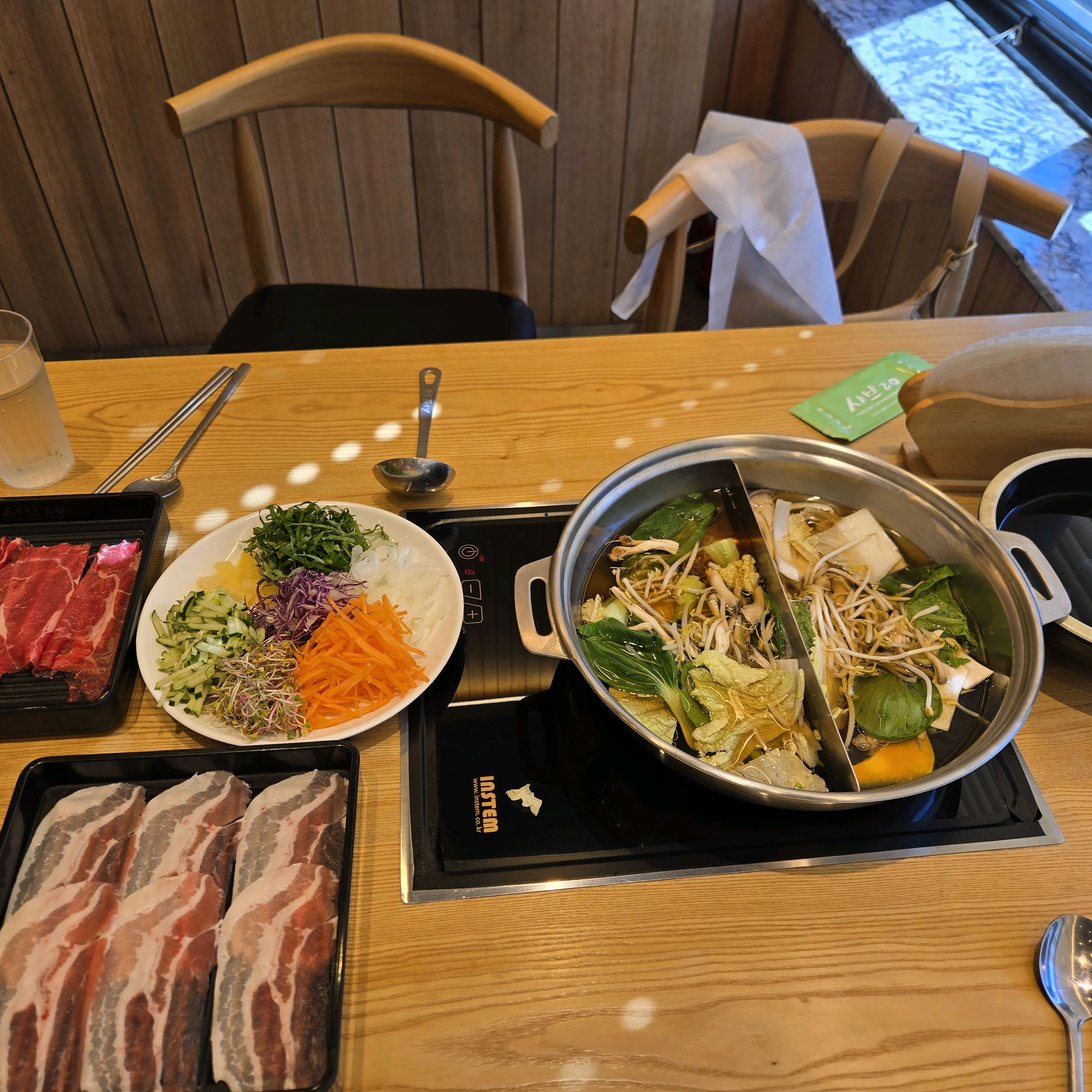 돼지 샤브샤브가 있는게 너무 좋아요. 음식도 깔끔하고 서비스도 좋아서 돈이 아깝지않은 곳입