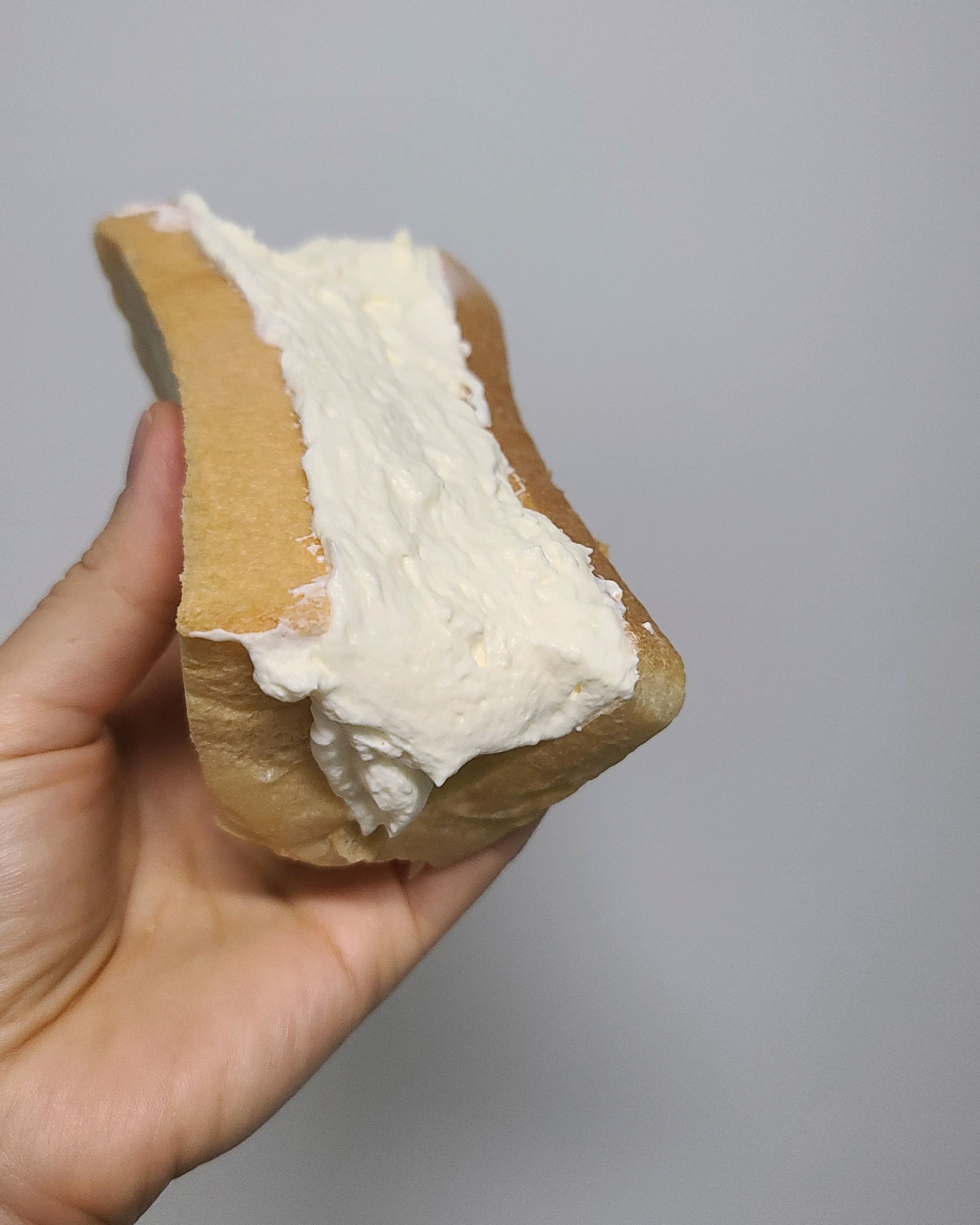 수제 생크림 잔뜩 올려 먹으면 부드럽고 맛나다. - 일산 맛집 화이트리에 일산점