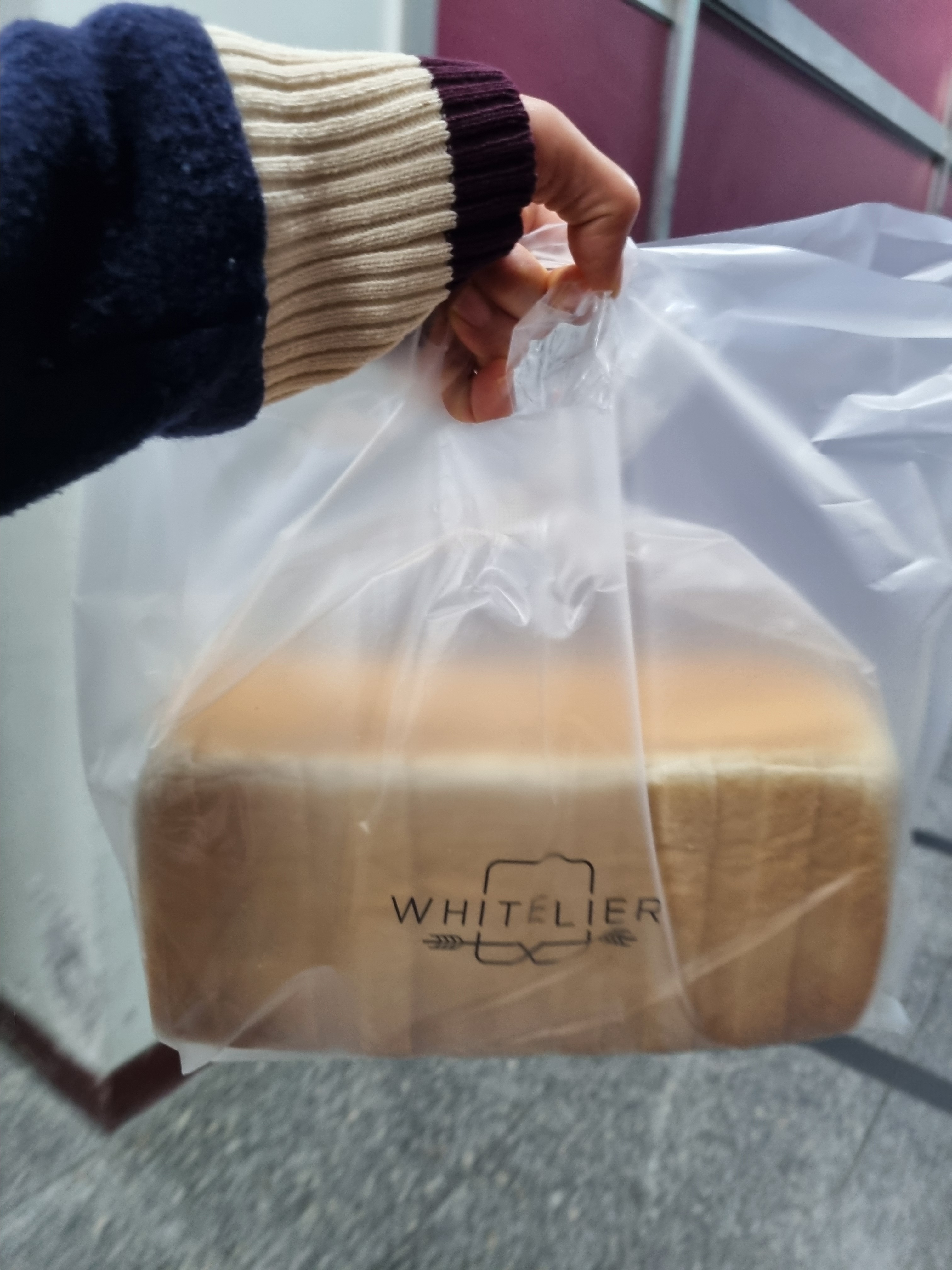 라지사이즈 생식빵~~버터냄세폴~폴~나는 빵! 엄청맛있어요~♡ - 목동 맛집 화이트리에 목동점