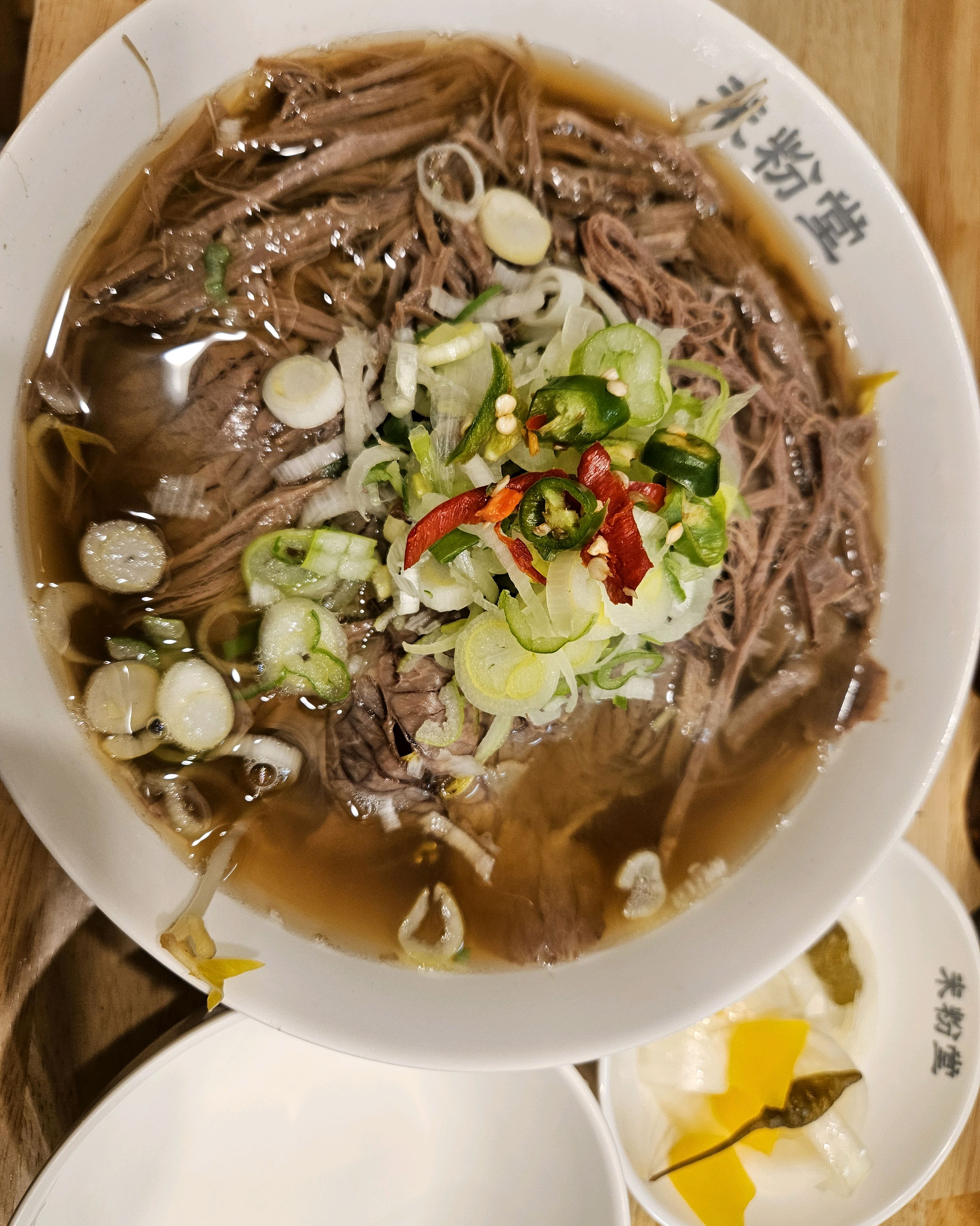 짜서 싱거운 육수좀 달라고 했어요!!! 싱거운 육수를 넣어도 면과 고기가 짜요!!! 신촌본