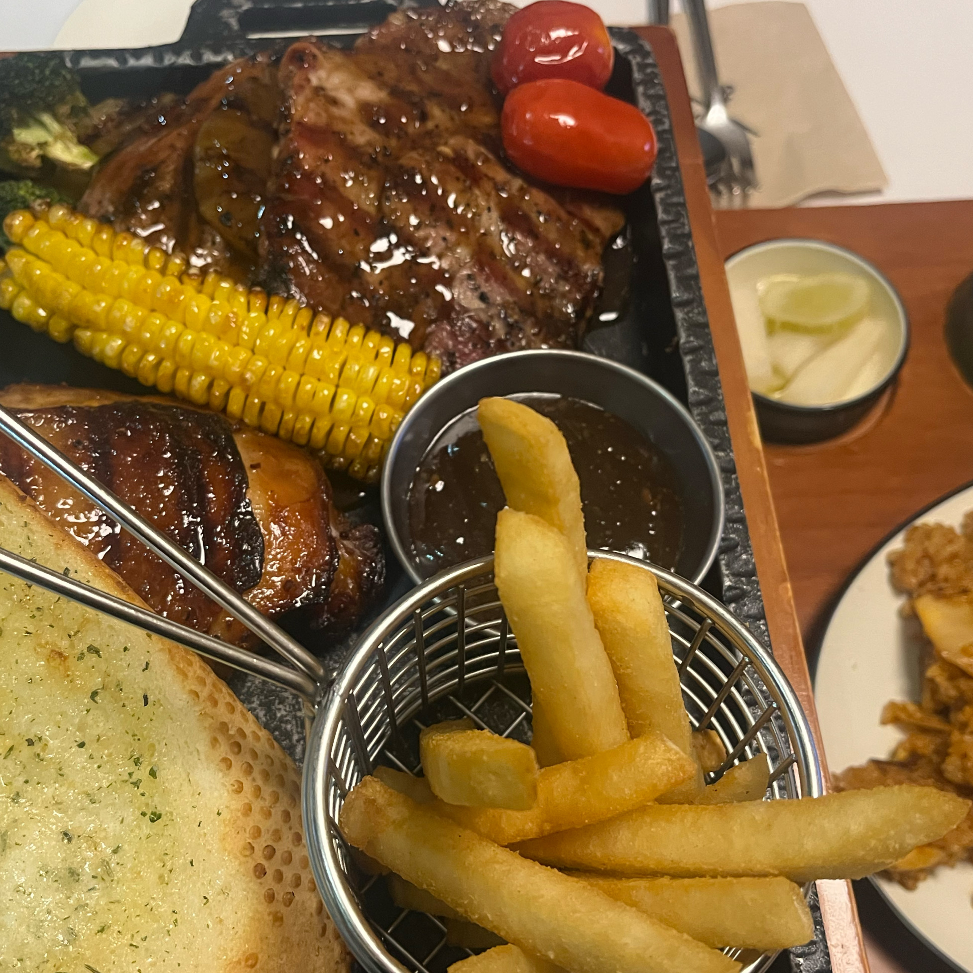 오랜만에 가본 서가앤쿡. 두 사람이 먹기에 한상차림 양이 많음. 고기 평균, 필라프 맛있음