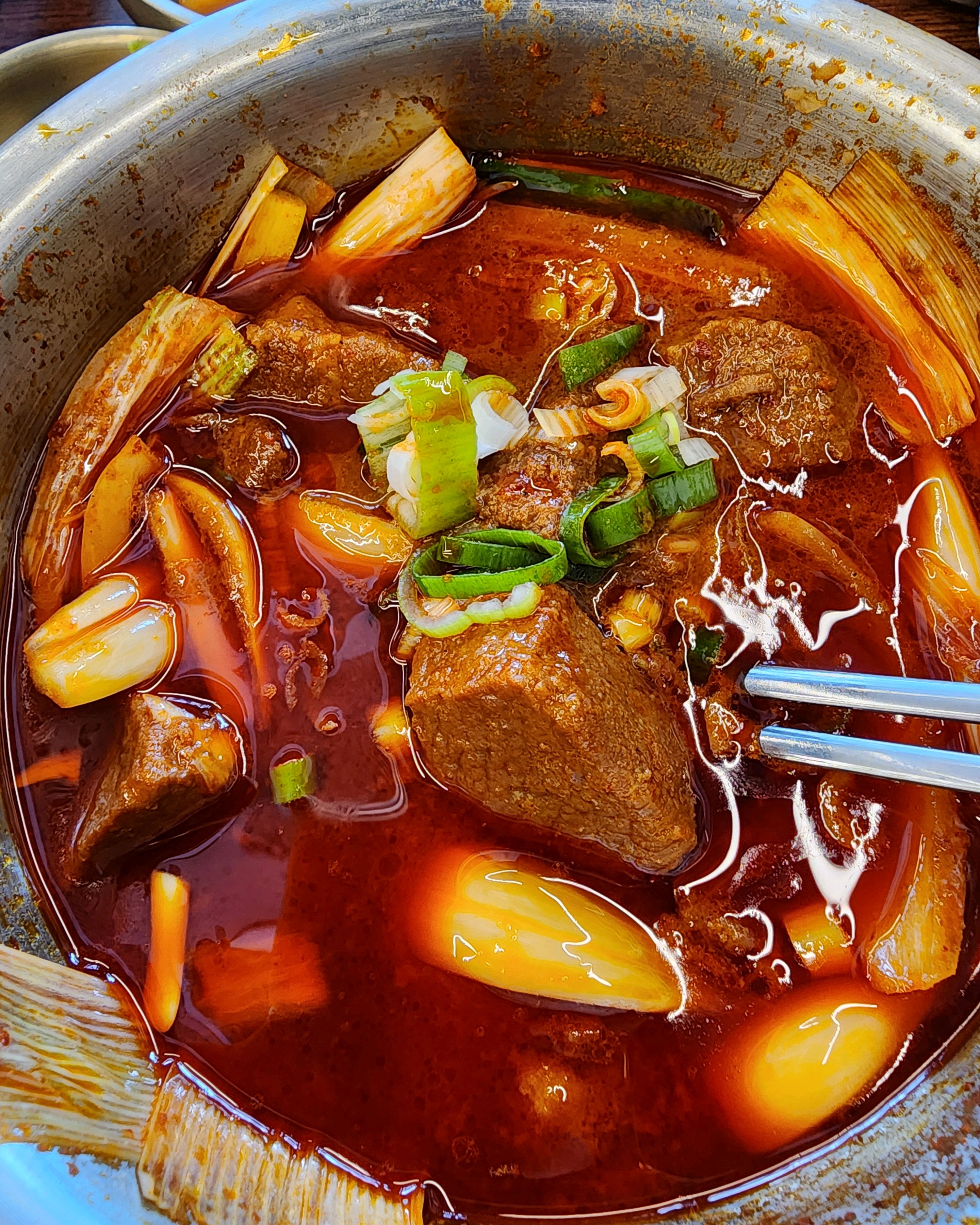 돼지국밥 맛있지만 국물 크 맛있죠, 그렇지만 뚝배기 매운돼지찜이 저는 이곳 시그니처라고 생
