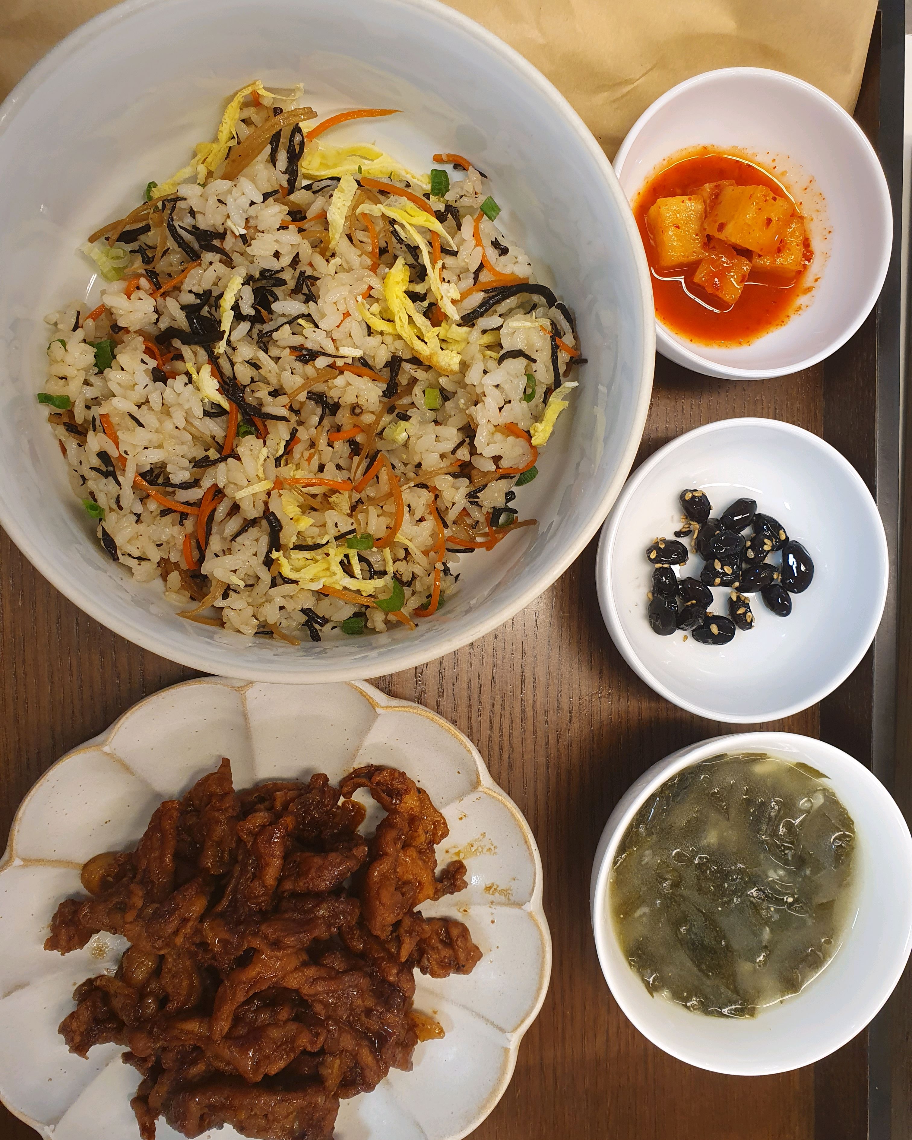  한국 서울 서울역 주변 퓨전 한식당 홍지식탁