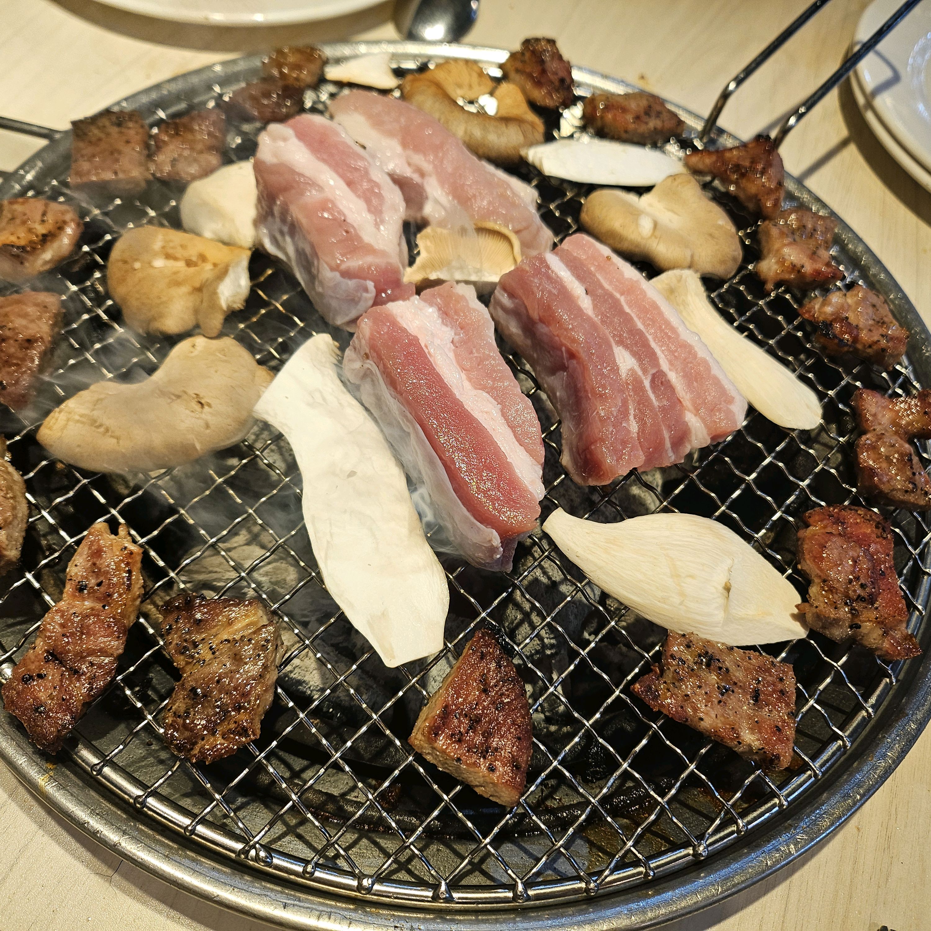 매장이 넓고 간단한 샐러드바 있어서 에피타이져로 즐겼어요 ㅎㅎ - 청천동 맛집 명륜진사갈비 부평아이즈빌점
