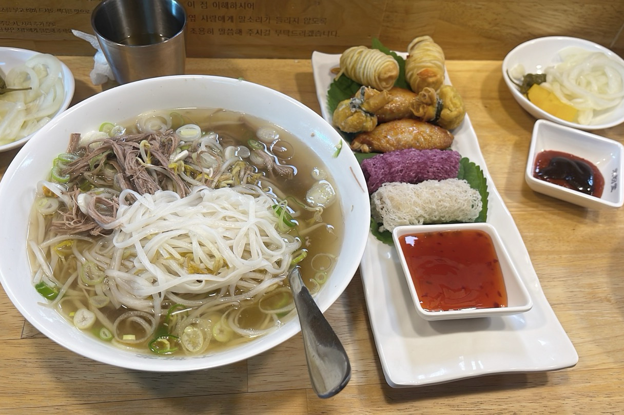 식당 분위기가 너무 아늑하고 편안한데 음식까지 너무 맛있고 훌륭합니다! 요즘 이 가격에 이
