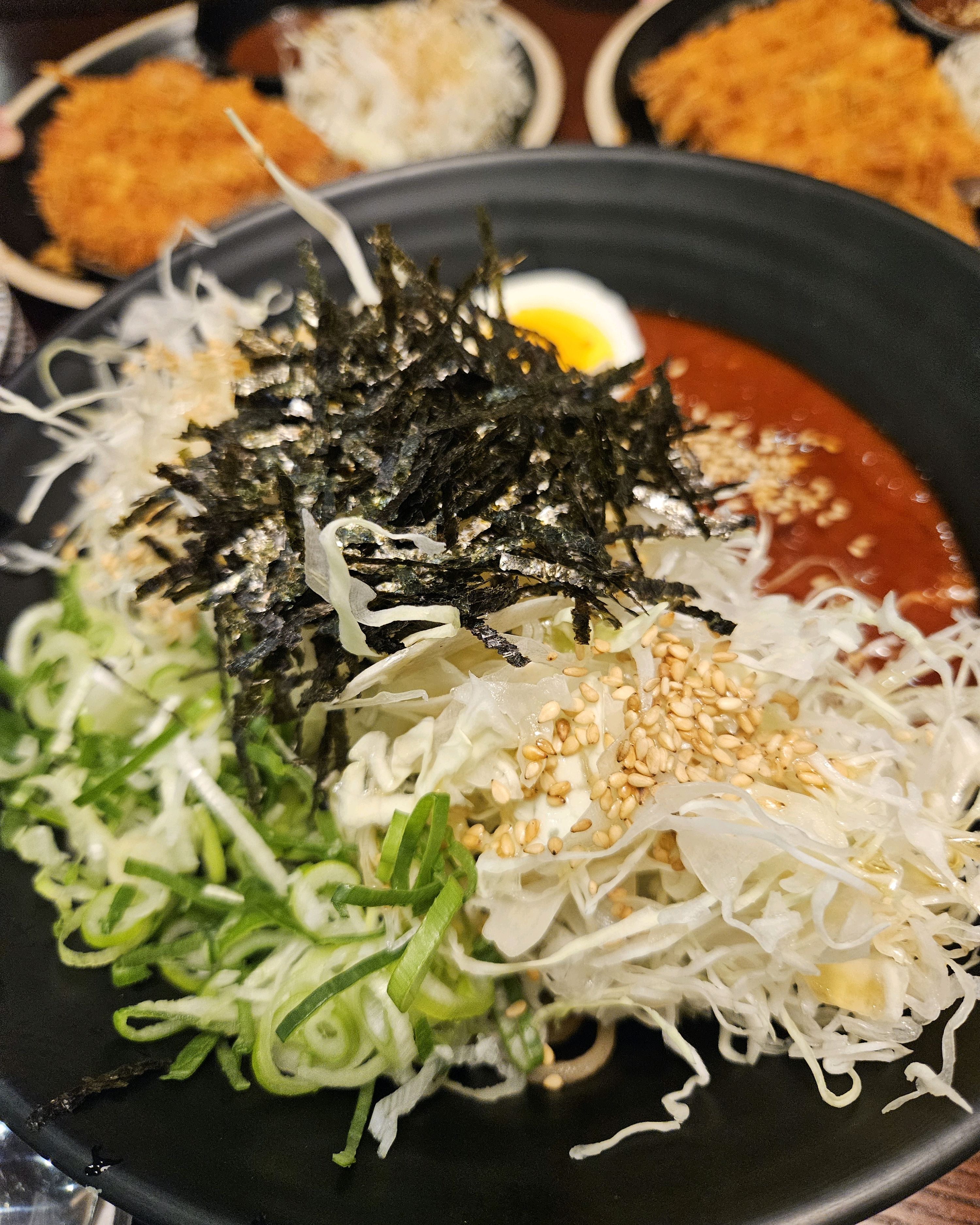 비빔 소바가 새로 나왔네요. 맵찔이 에겐 조금 매웠지만 개운하게 먹을 수 있었습니다. - 애니골 맛집 삼동소바 일산동구점