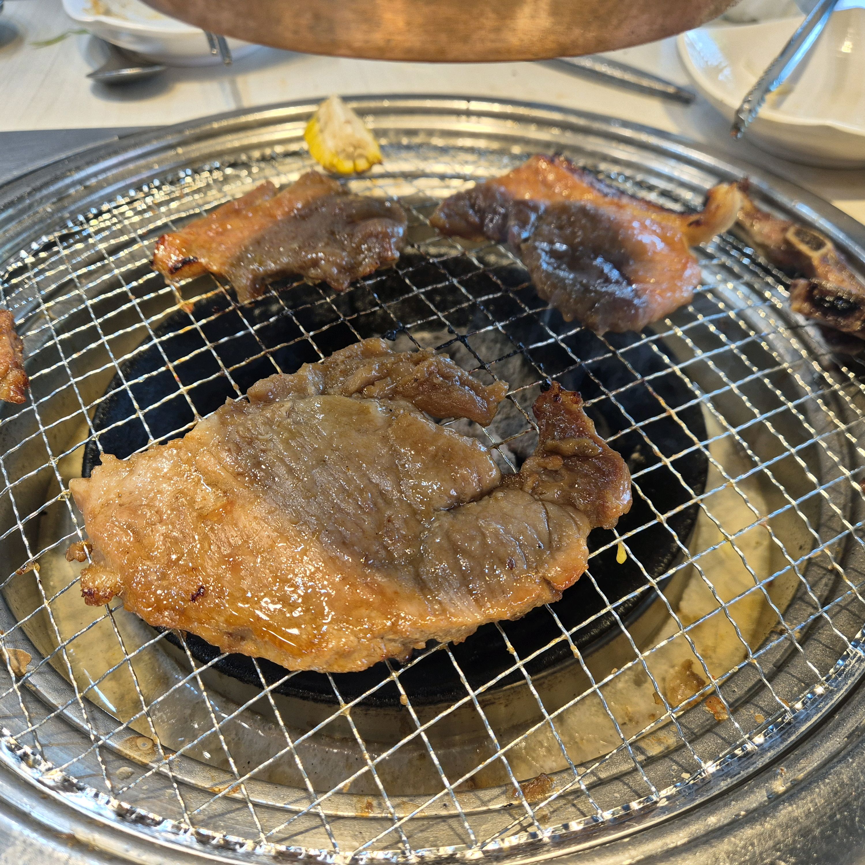 리뷰 보면서 눈팅만 하다가 직접 방문한 것은 처음이에요. 목살부터 구웠는데 정말 맛있었어요