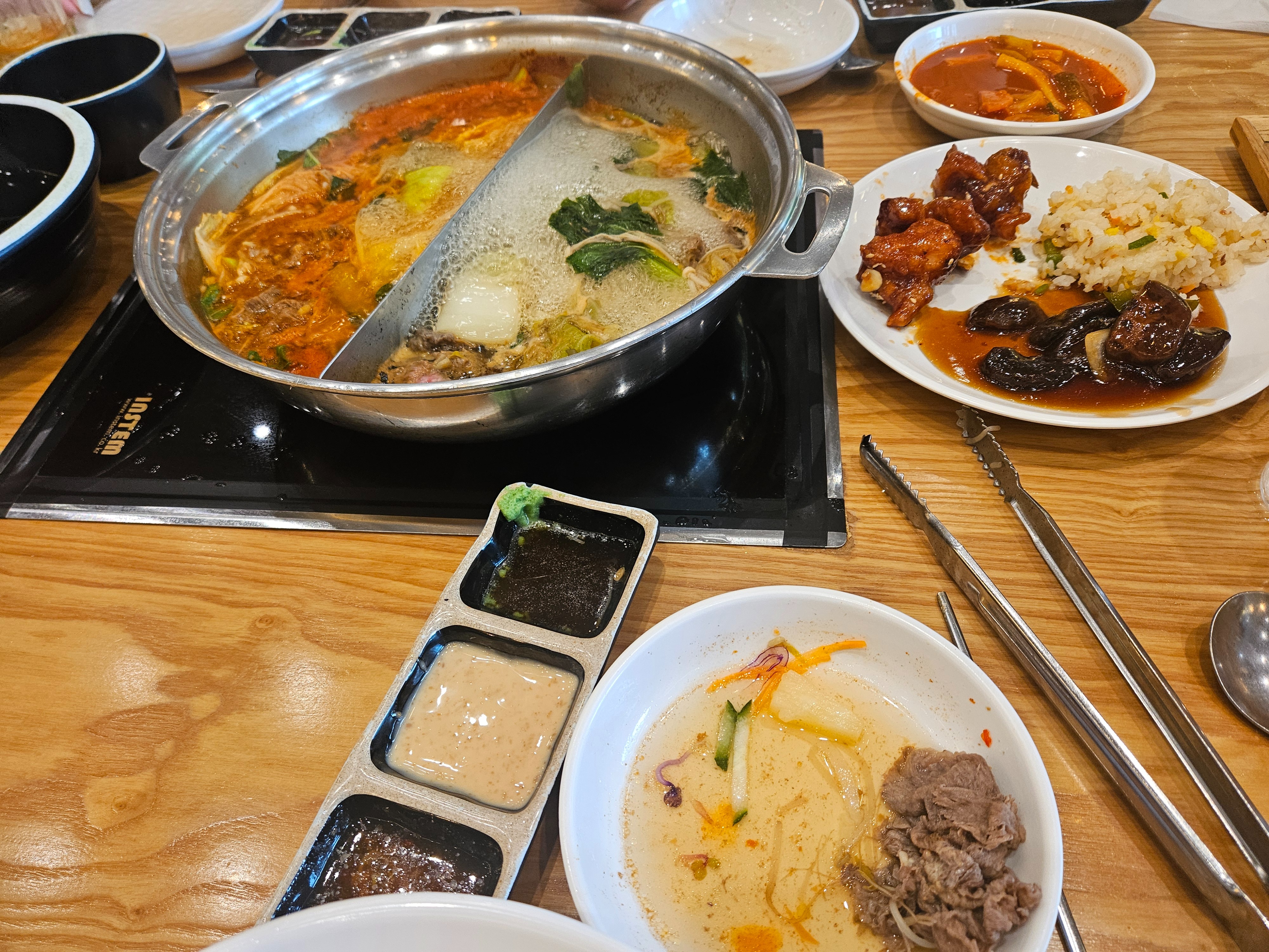 생각보다 매장이 좁아서 테이블 간격이 좁아요 ㅠ - 대구 이곡동 맛집 샤브20 성서점