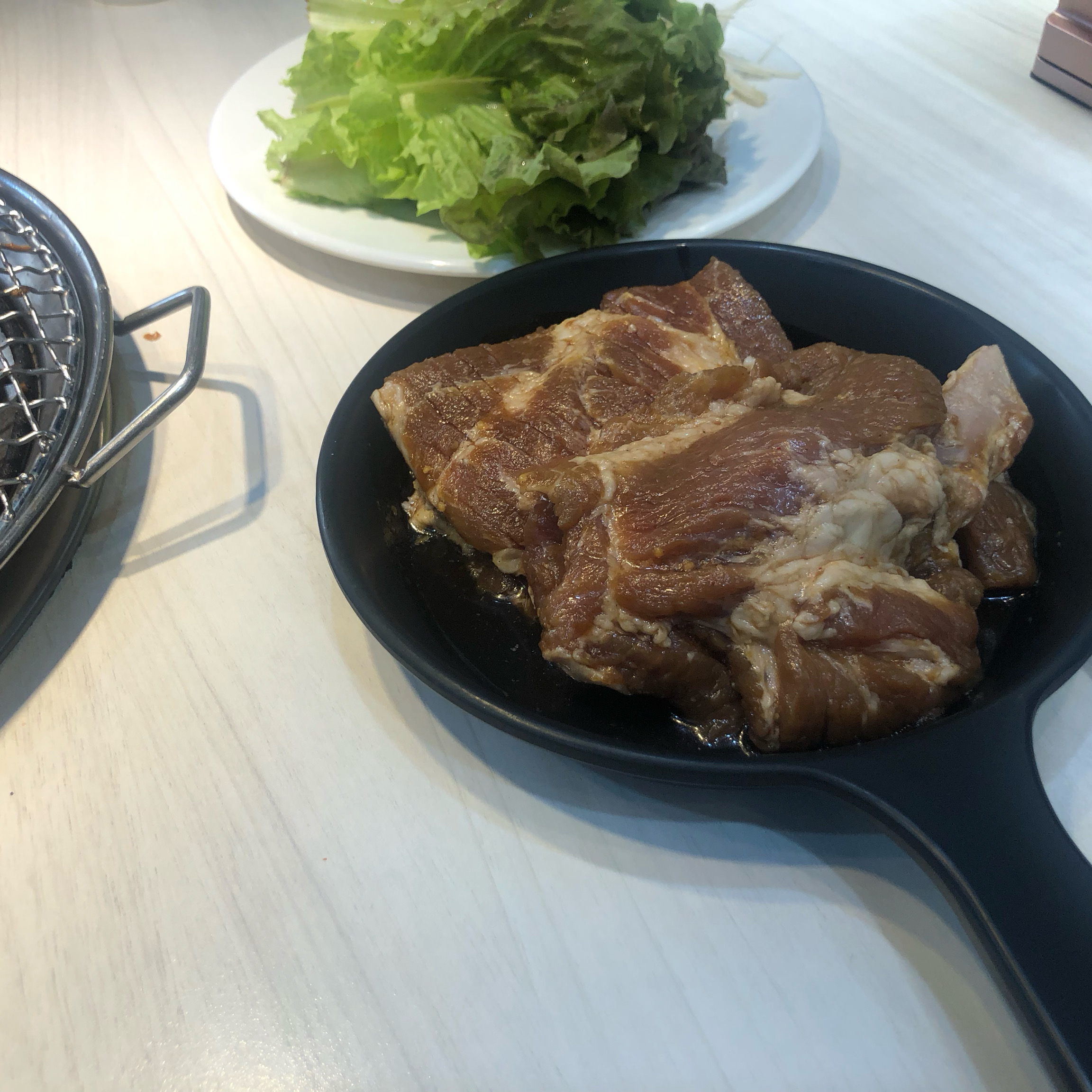 사장님 친절하게 잘 해 주시는데 제 입맛에는 짜요.. 갈비 보다는 다른 부위 간장양념이 더