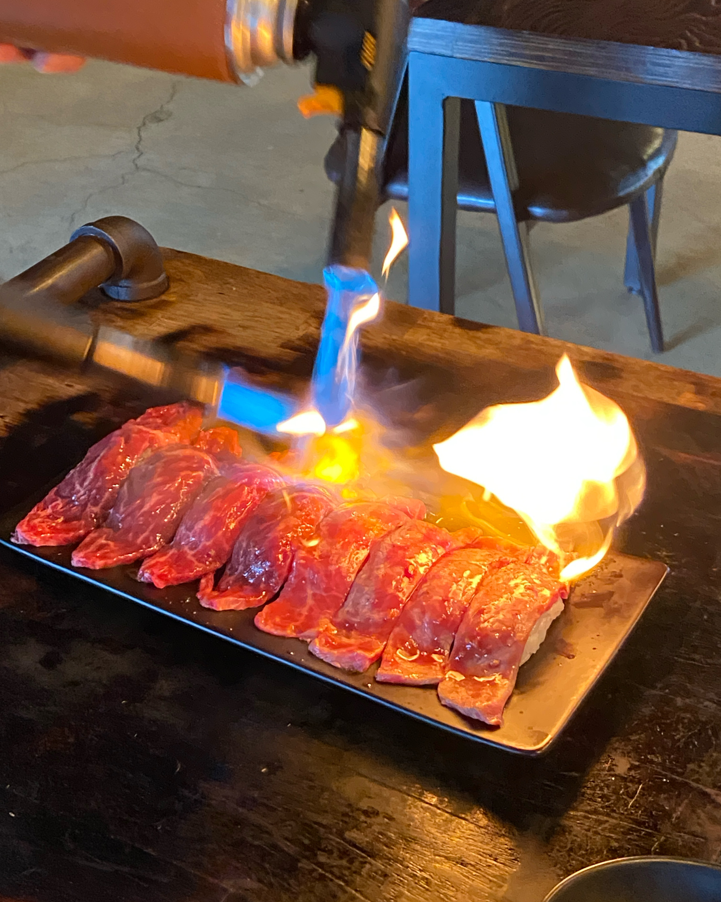 속초 청초로 맛집으로 스테이크, 소고기 초밥, 샐러드, 파스타 등 다양한 음식을 맛있게 즐