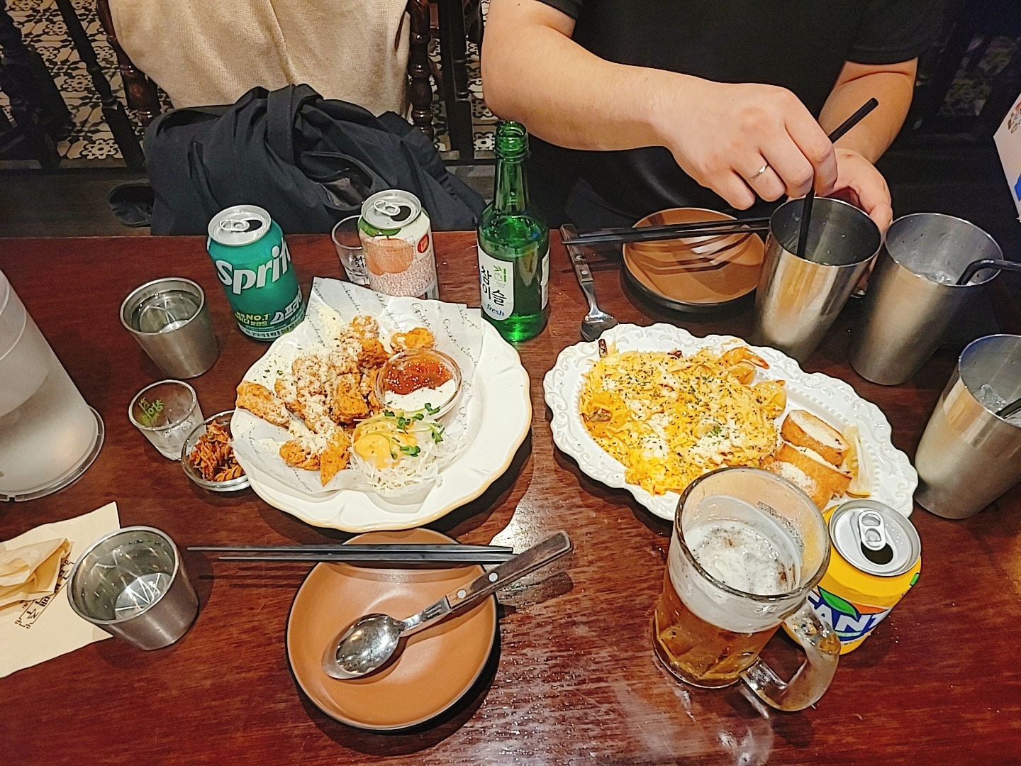 금별맥주 지점중에 아직까진 천호점이 제일 나은거같아요 안주 맛잇어용♡ 페퍼로니피자랑 버터갈