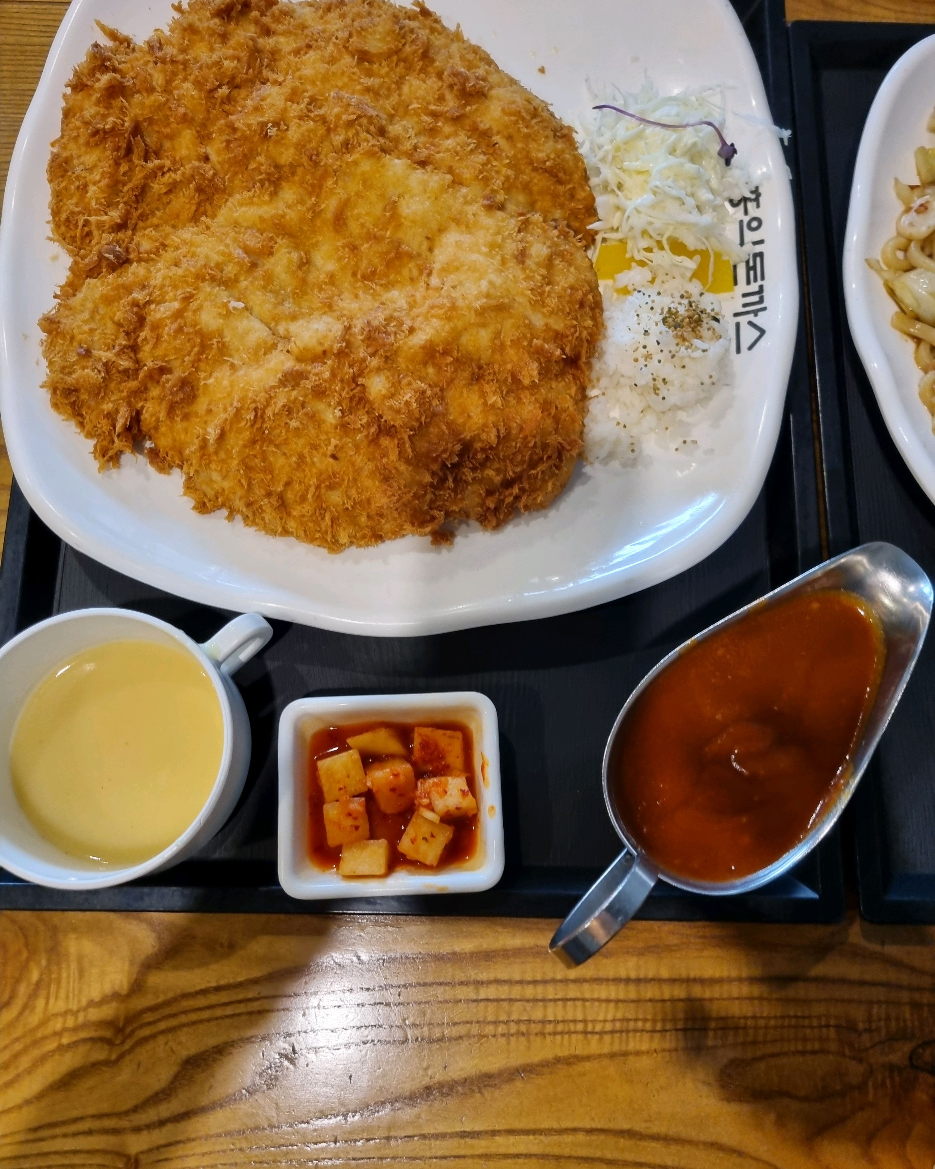 왕돈가스 정말 대박 커서 실컷 먹고도 남아 포장해왔어요 - 복현오거리 맛집 홍익돈까스 대구복현점