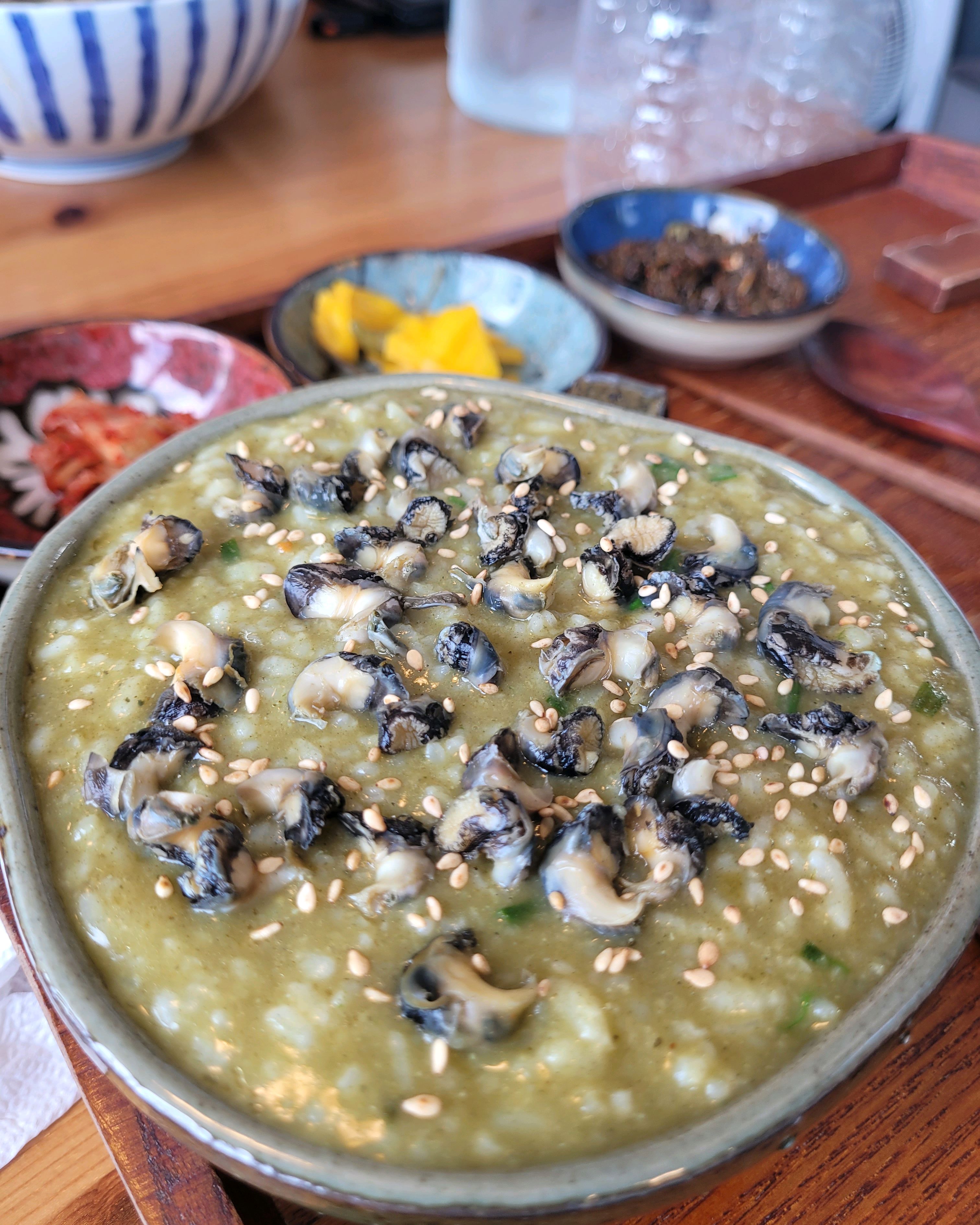너무 맛있어서 다들 코 박고 먹었네요ㅎㅎ 첨엔 보리밥주셔서 입맛 돋구고 보말칼국수 한그릇