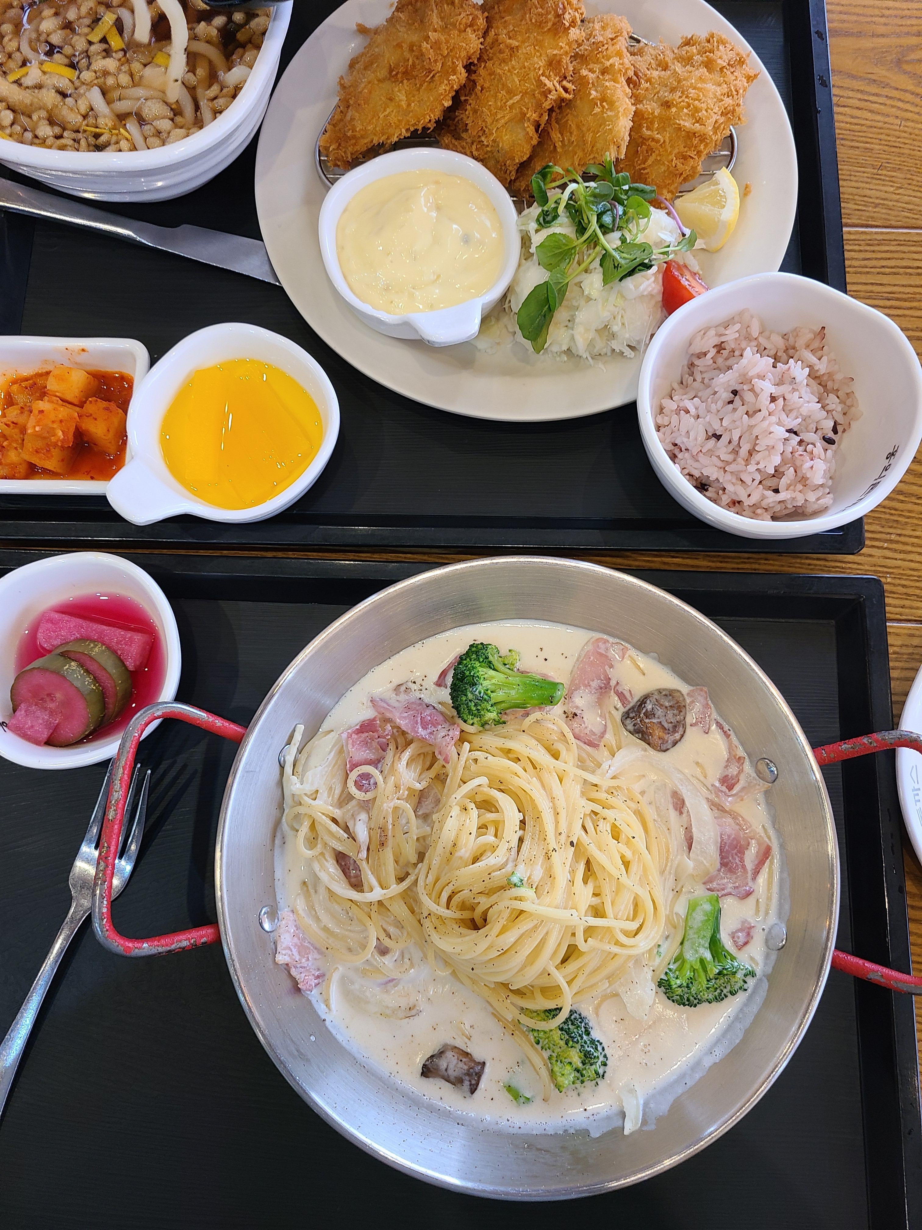 일요일이라 아침일찍 사우나하구 아점 먹을겸 찾은곳~12시조금 넘었는데 손님 이미 차있었구