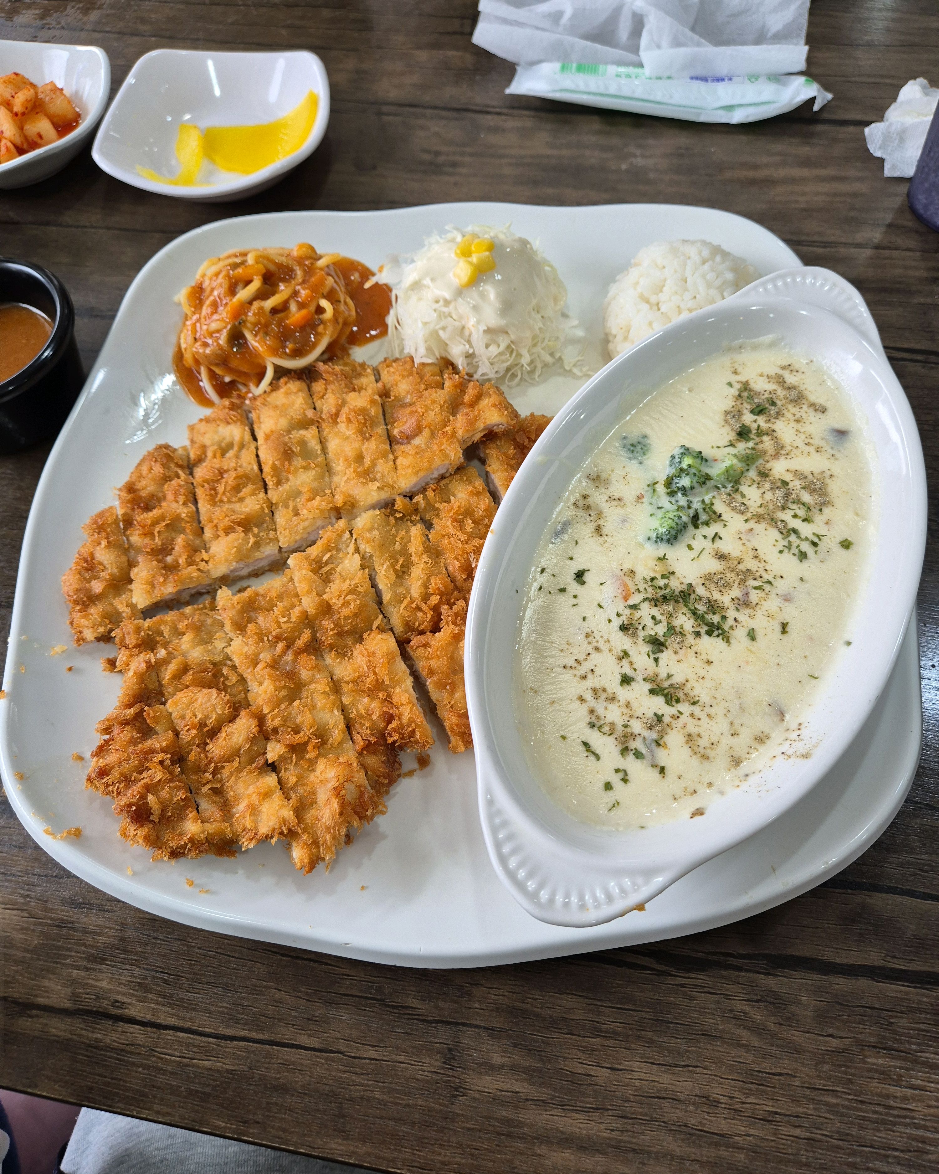 Yongman who eats pork cutlet at Sanggye Station Restaurant