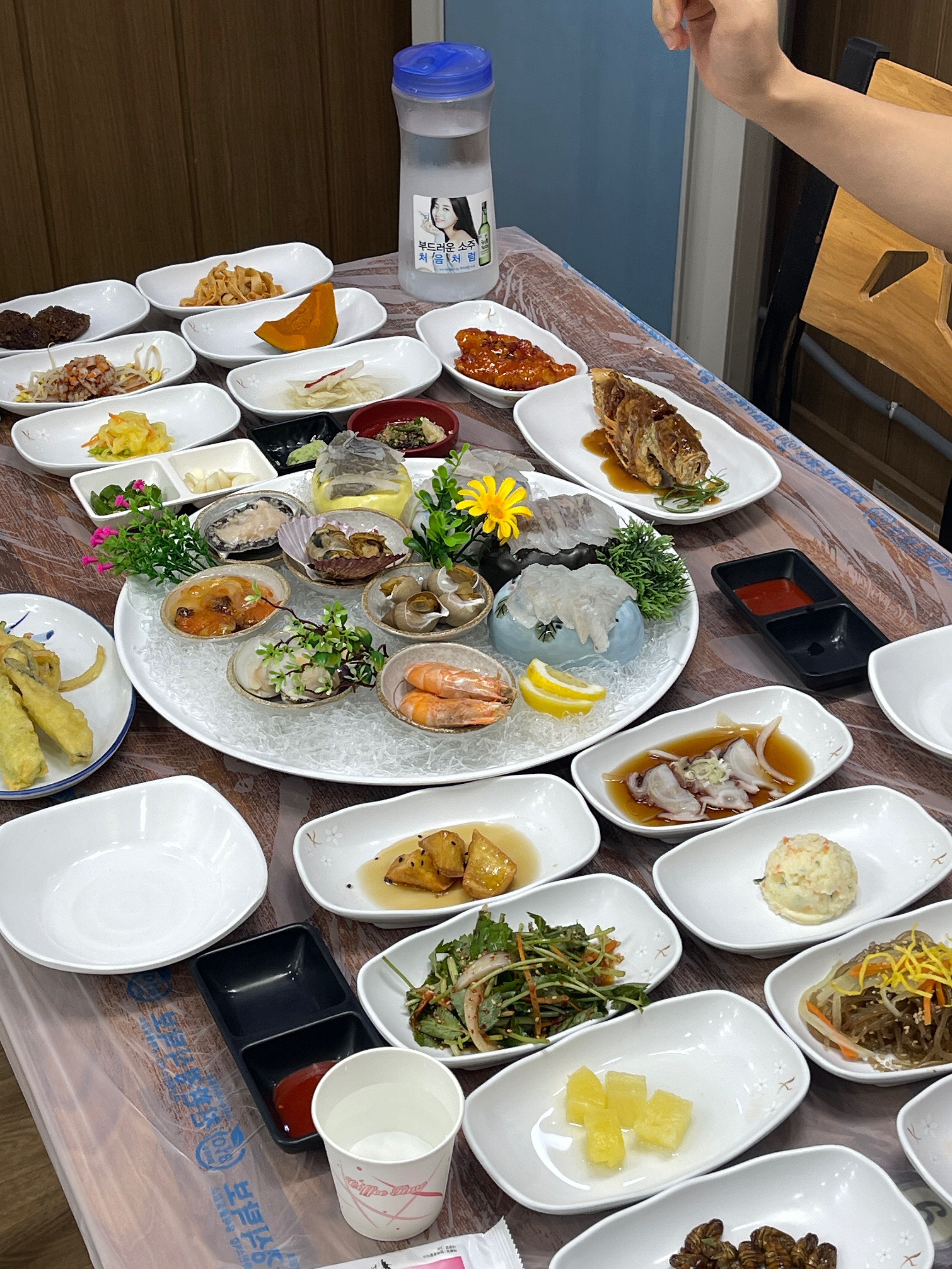 대게+모듬회+해산물+매운탕까지 다 나오는 대게세트 소 먹었구요!! 성인 둘이서 완전 배터지