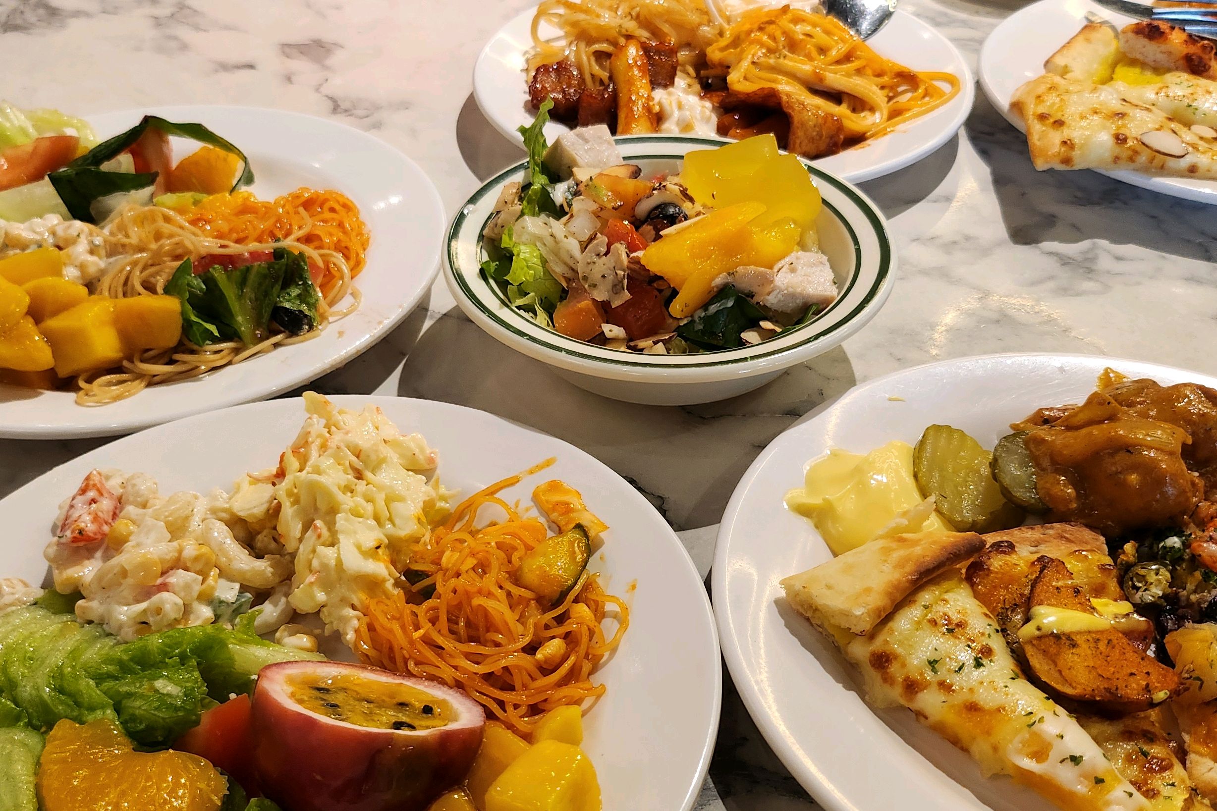 부산마라톤 왓다가 하루 더 머물면서 요즘 찾아보기힘든 피자뷔페검섁해보니 여기가 뜨더라고요~