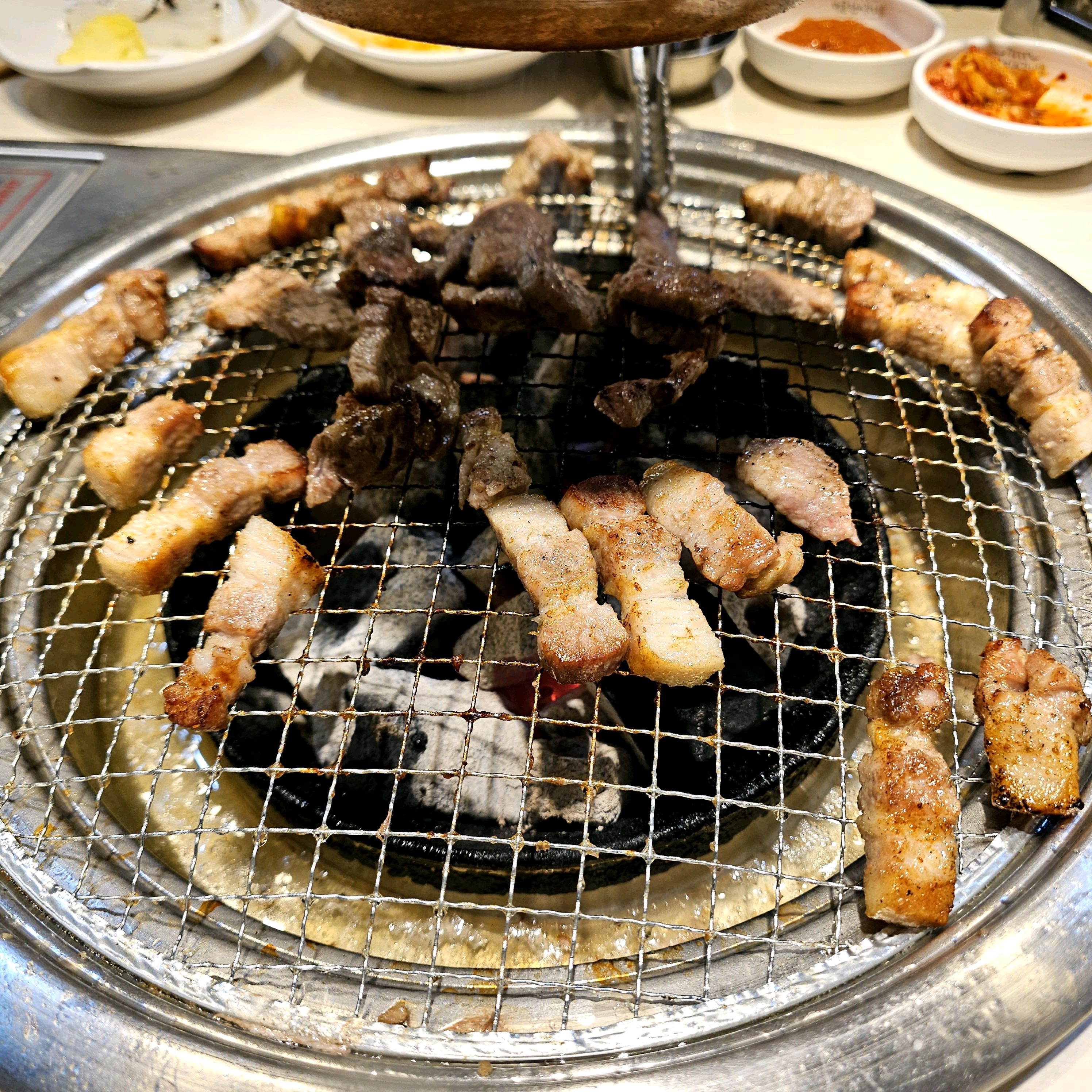 처음에 매장 들어갔을 땐 바닥이나 테이블이 지저분해서 그다지 기분이 좋지않았는데 고기는 맛