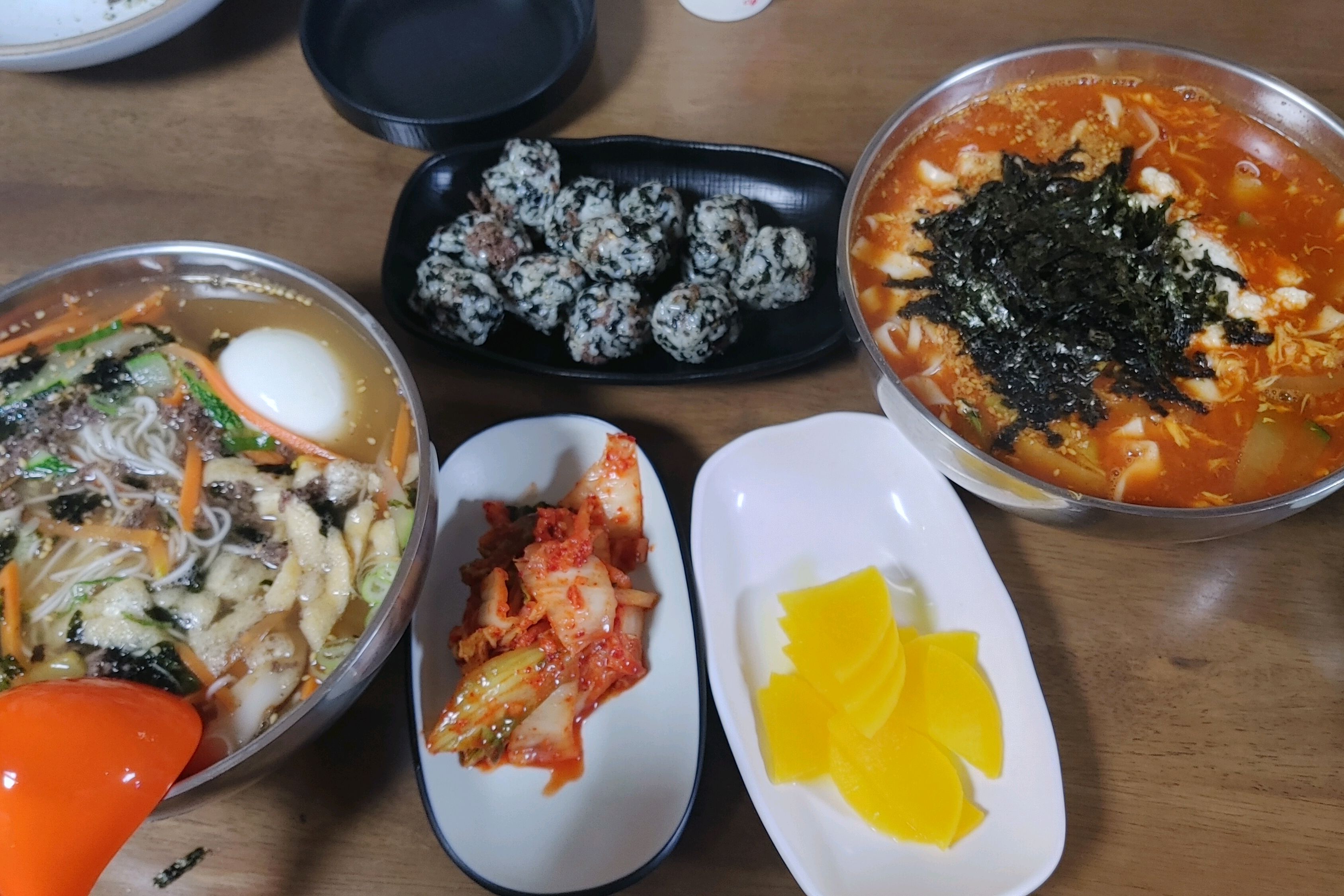 잔치국수는 뜨거우니 더 맛있고 장칼국수는 식으니 더 맛있네요~^^ 갠적 평가예요 ㅎㅎ 주먹