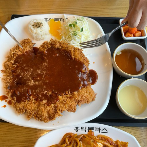 양도 많고 맛도 좋아 자주 이용하는데 직원들도 친절하고 좋아요 - 군산 수송동 맛집 홍익돈까스 군산점