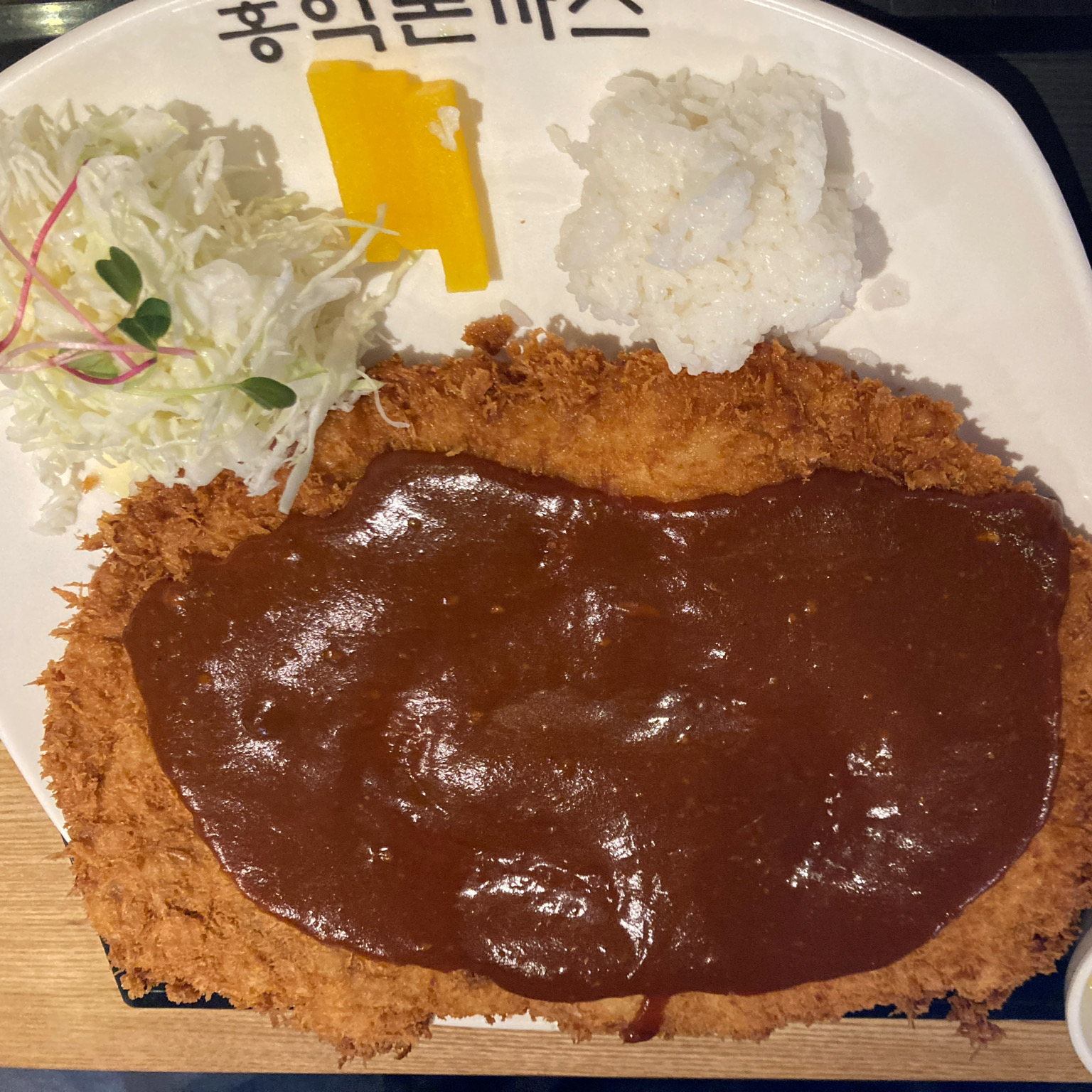 기본 홍익돈까스와 고치돈 롤 먹었어요! 양 진짜 많네요...ㅋㅋㅋ 다들 기본으로 남은 것들